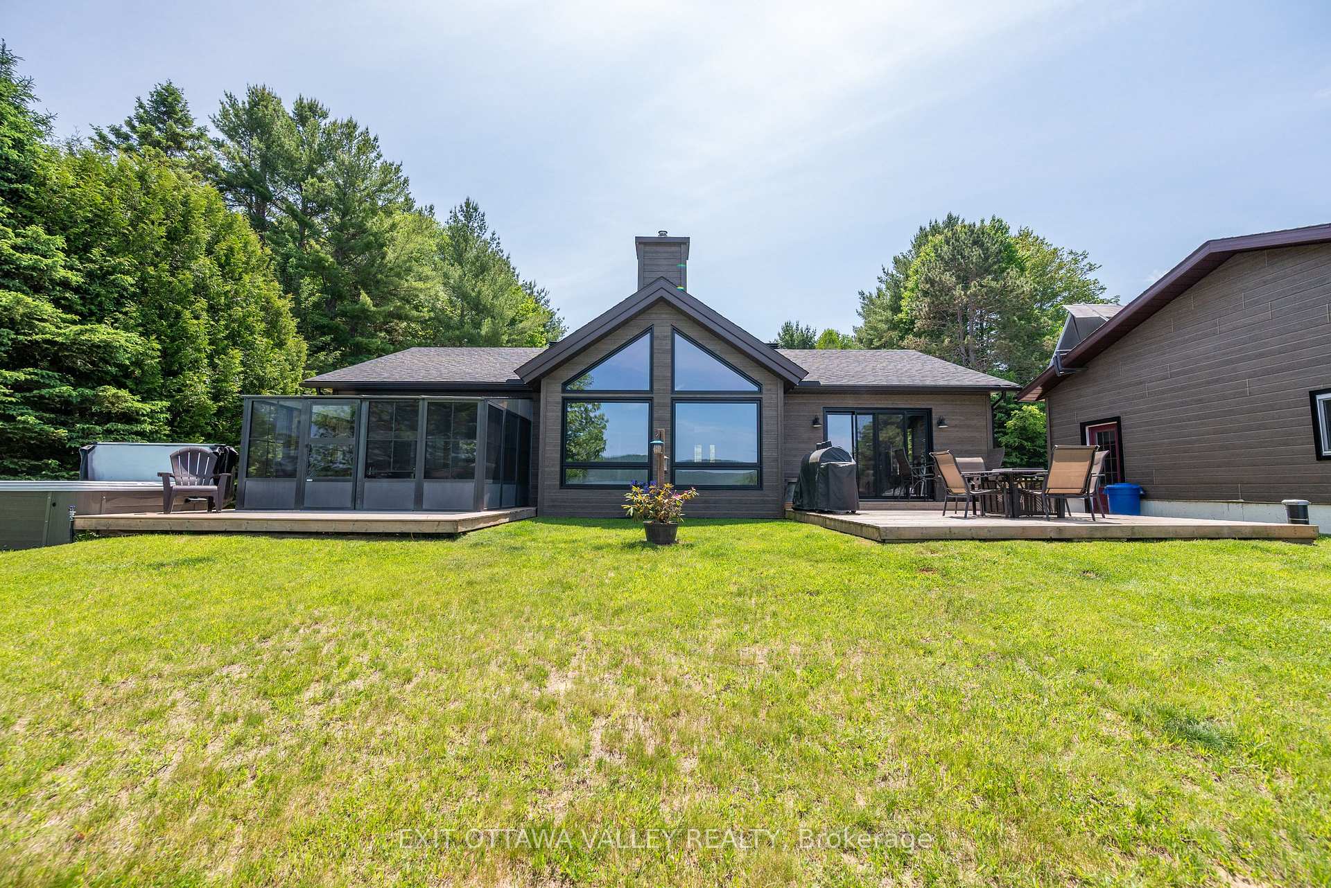Front of 507 Edgewater Way