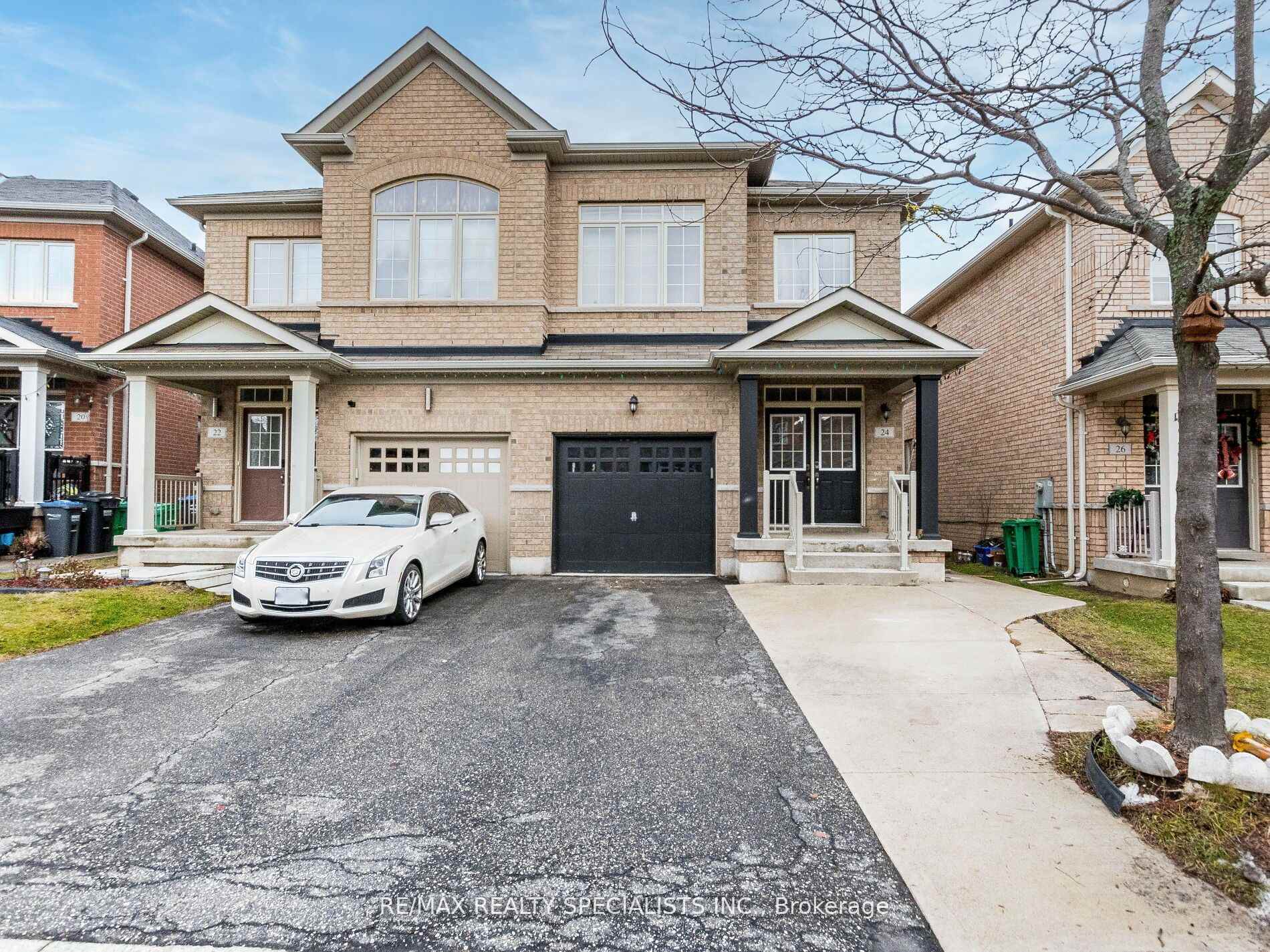 Photo 2 of 24 Orangeblossom Trail, Brampton, Credit Valley — HOMEH