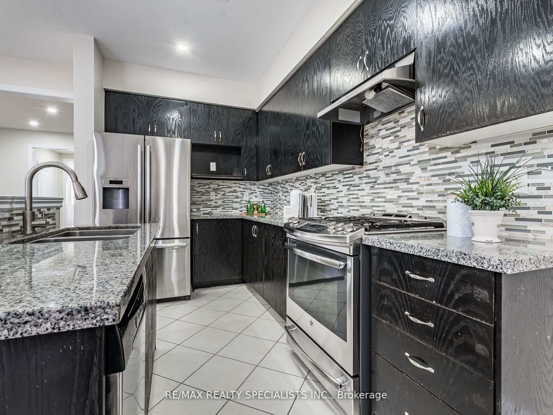 Photo 14 of 24 Orangeblossom Trail, Brampton, Credit Valley — HOMEH