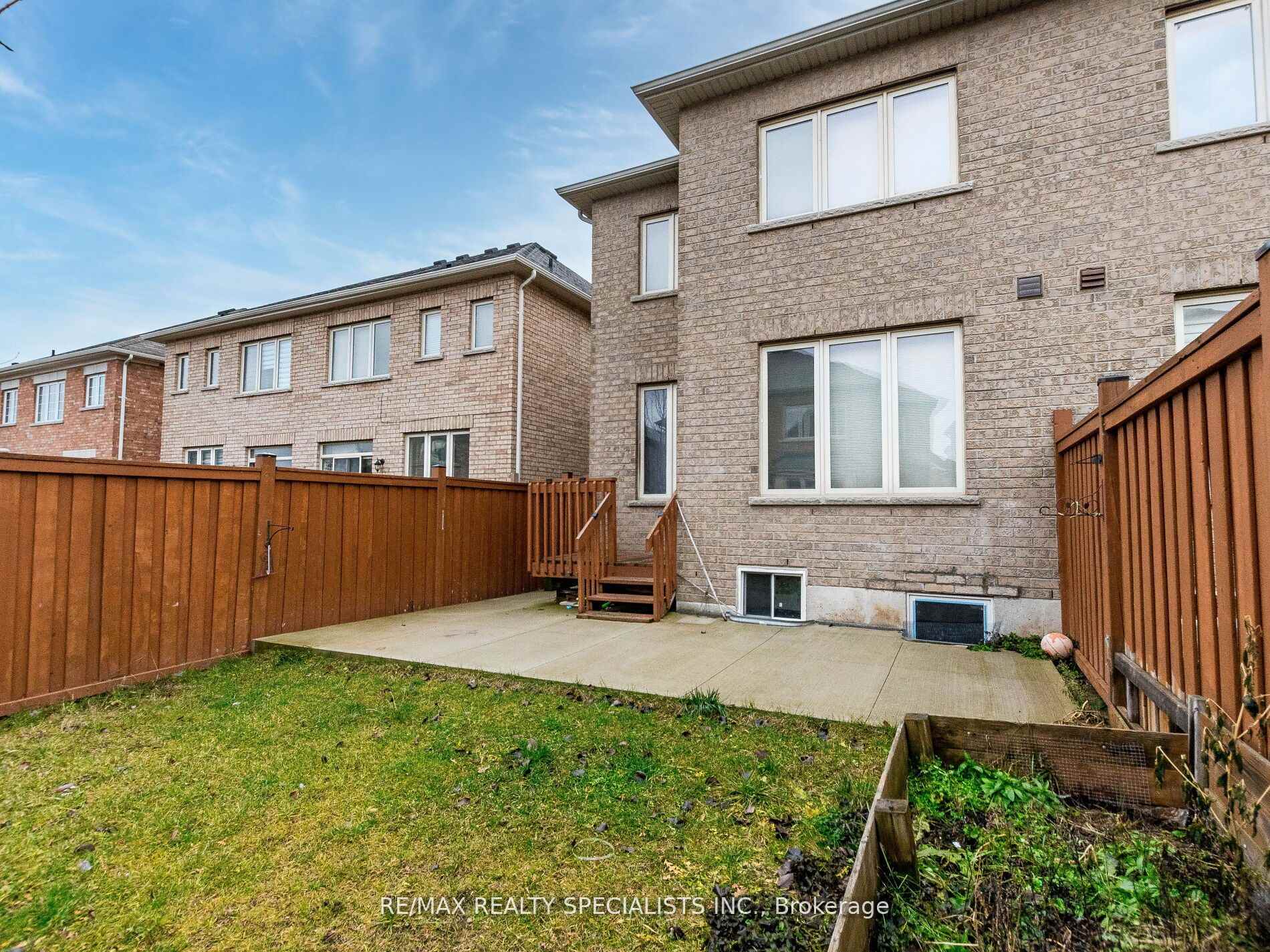 Photo 38 of 24 Orangeblossom Trail, Brampton, Credit Valley — HOMEH
