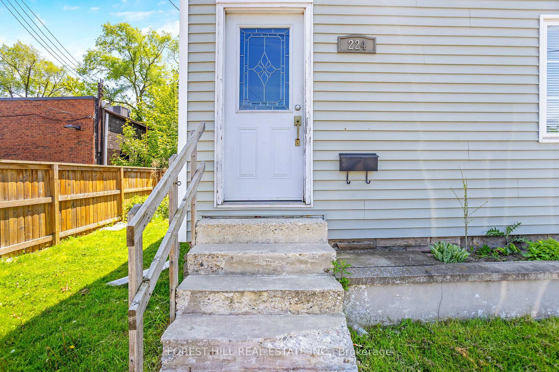Photo 3 of 224 Brucedale Avenue E, Hamilton, Centremount — HOMEH