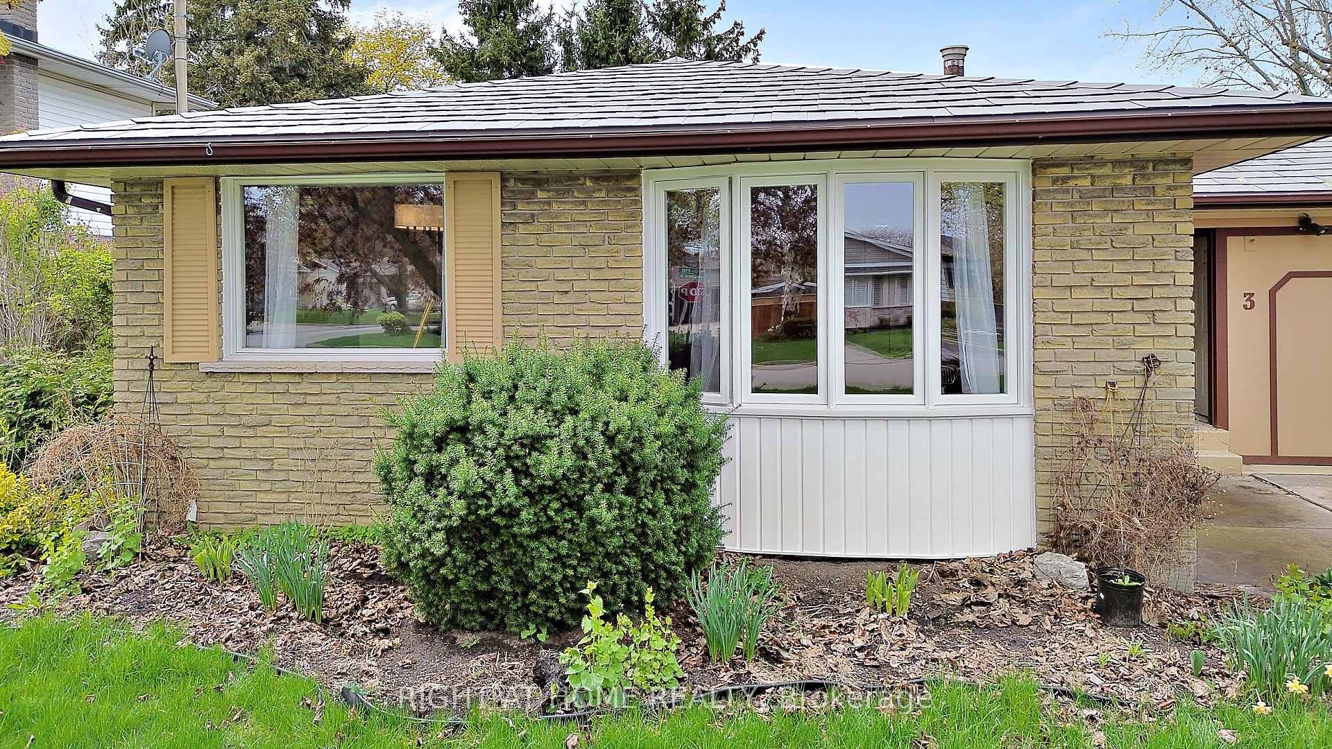 Front of 3 Governor Simcoe Drive