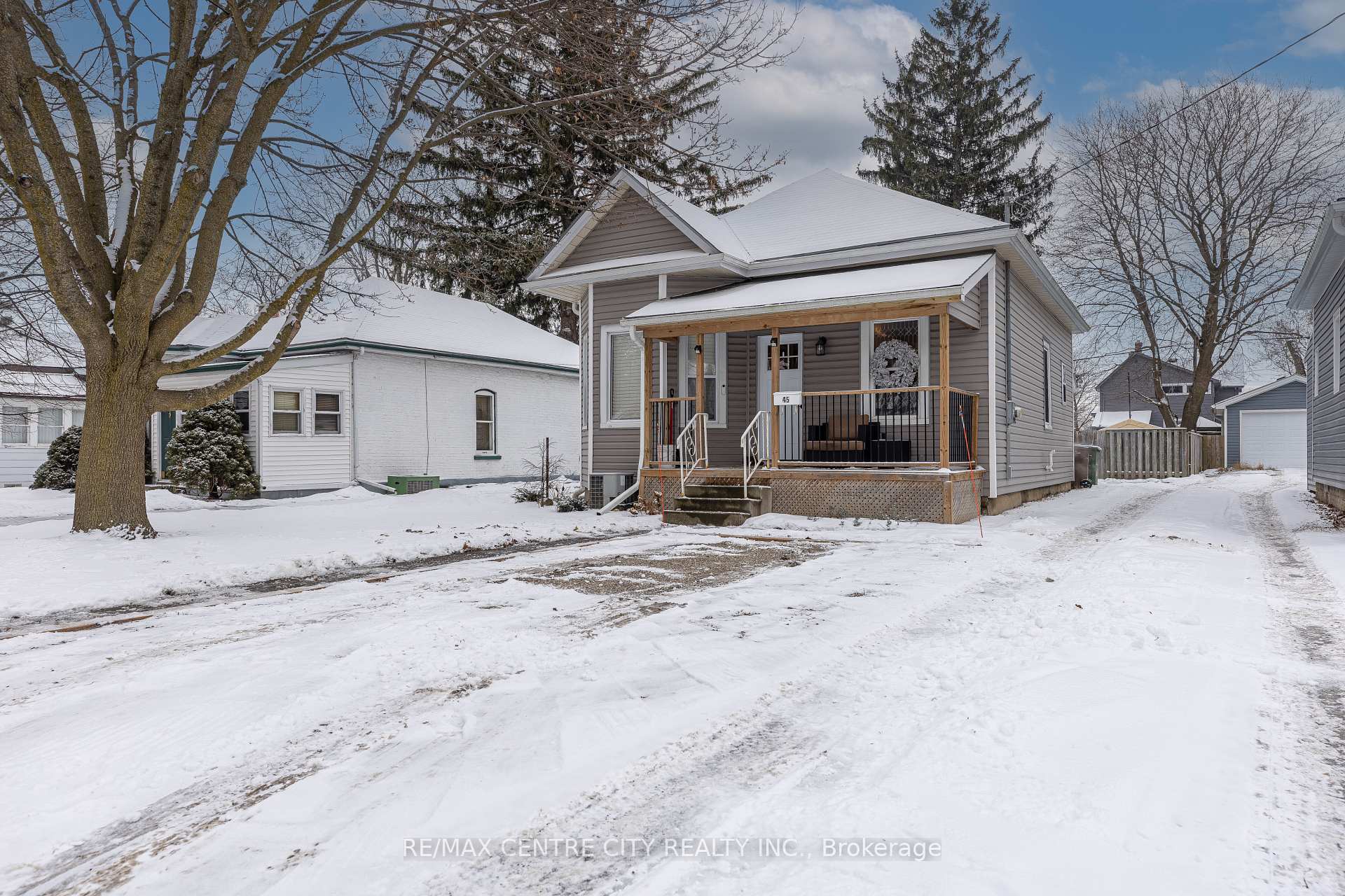 Photo 3 of 45 Arthur Avenue, St. Thomas — HOMEH