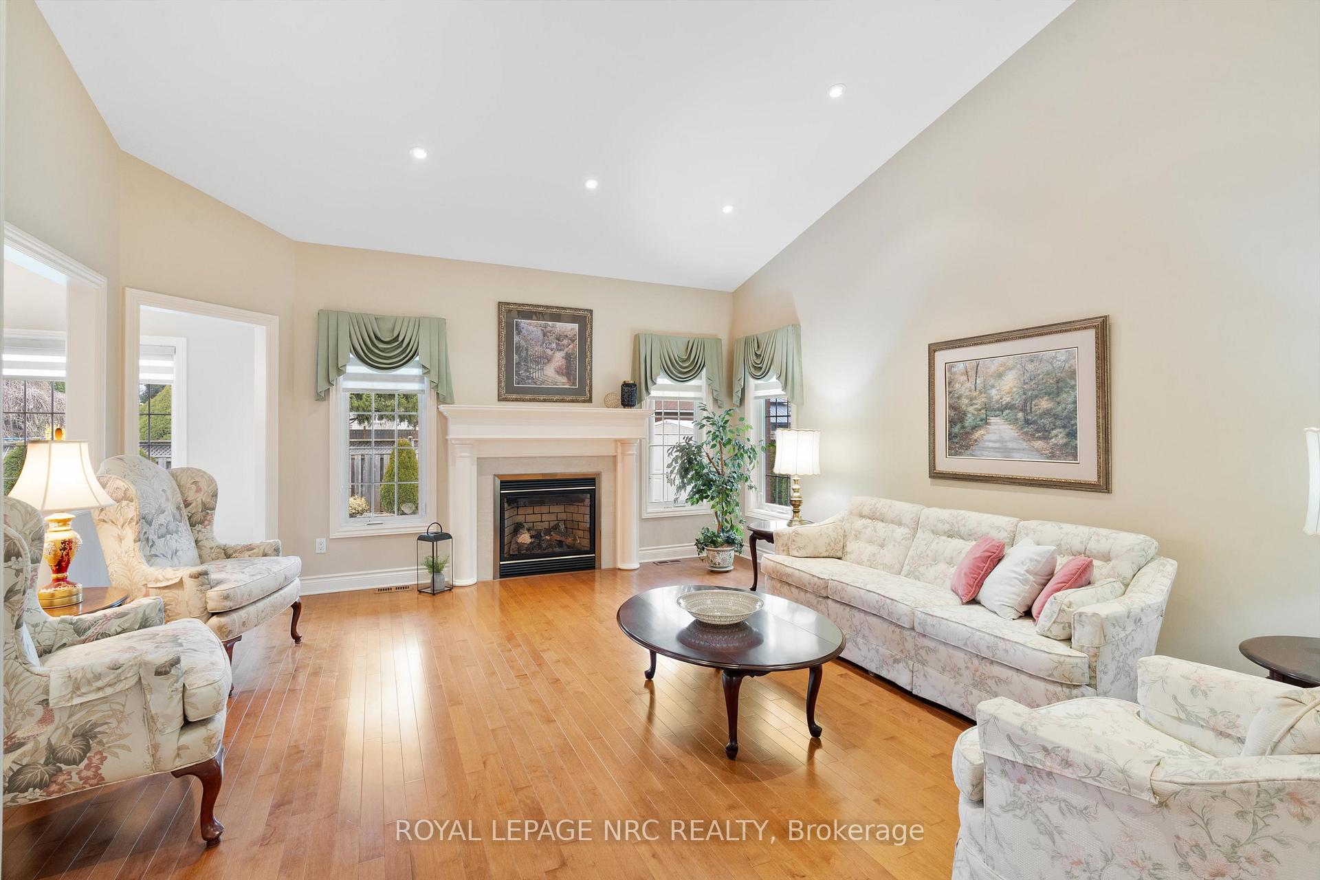 Photo 11 of 25 Kenworth Drive, St. Catharines, Carlton/Bunting — HOMEH