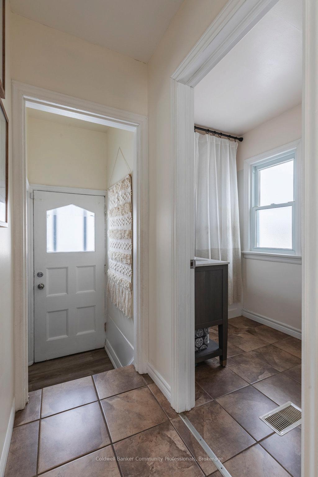 Photo 4 of 13 Admiral Road, St. Catharines, Secord Woods — HOMEH