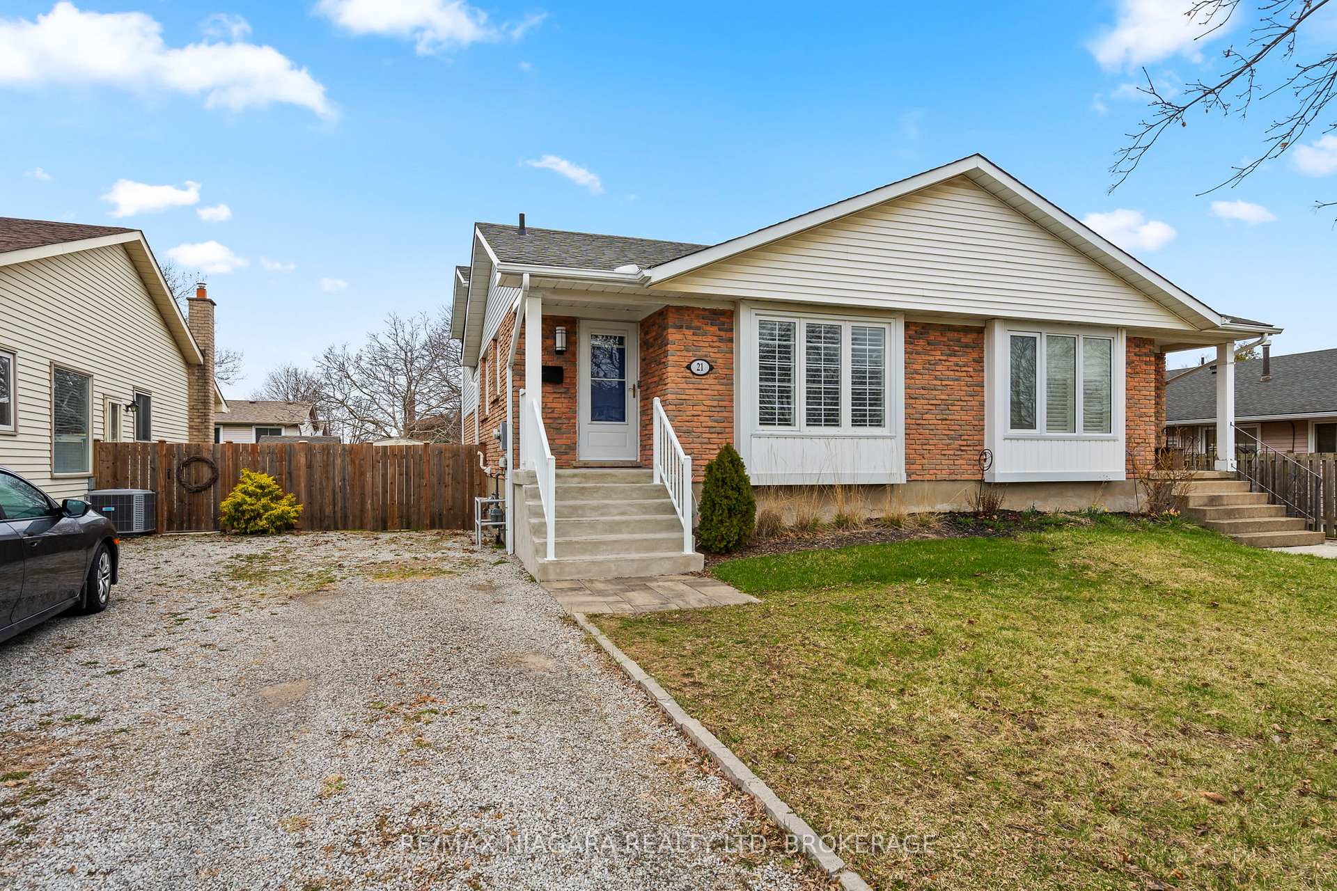 Photo 1 of 21 Dundee Drive, St. Catharines, Secord Woods — HOMEH