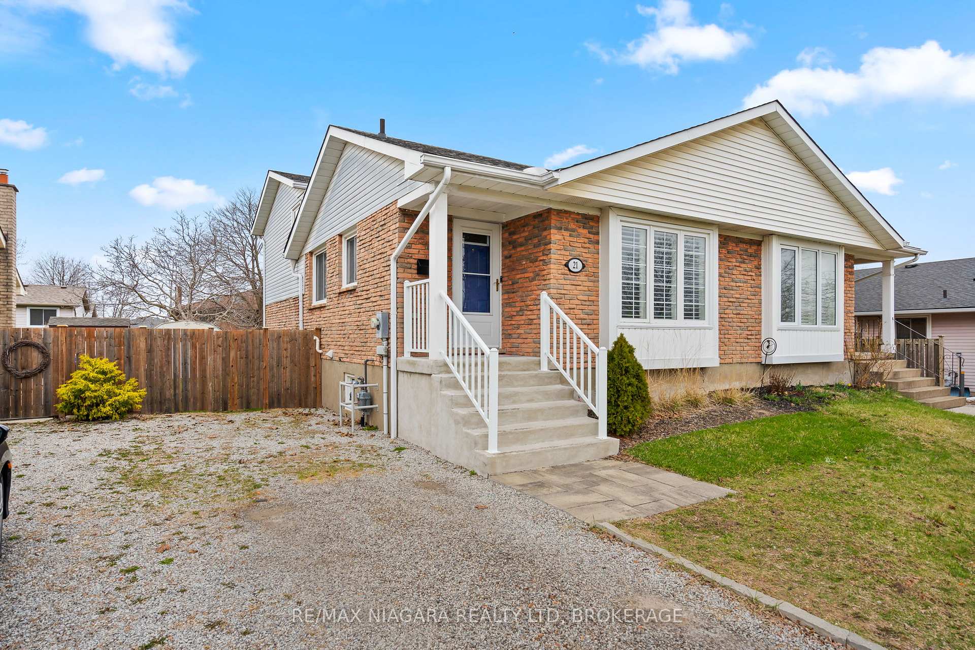Photo 2 of 21 Dundee Drive, St. Catharines, Secord Woods — HOMEH