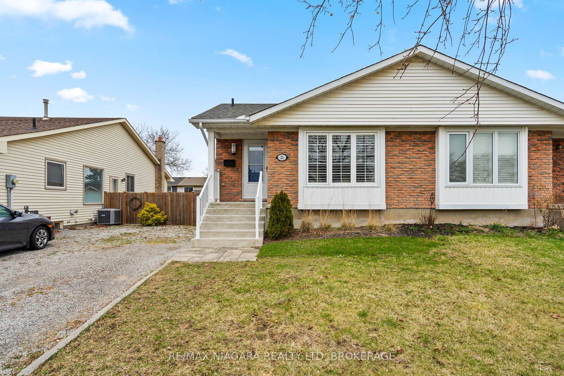 Photo 3 of 21 Dundee Drive, St. Catharines, Secord Woods — HOMEH