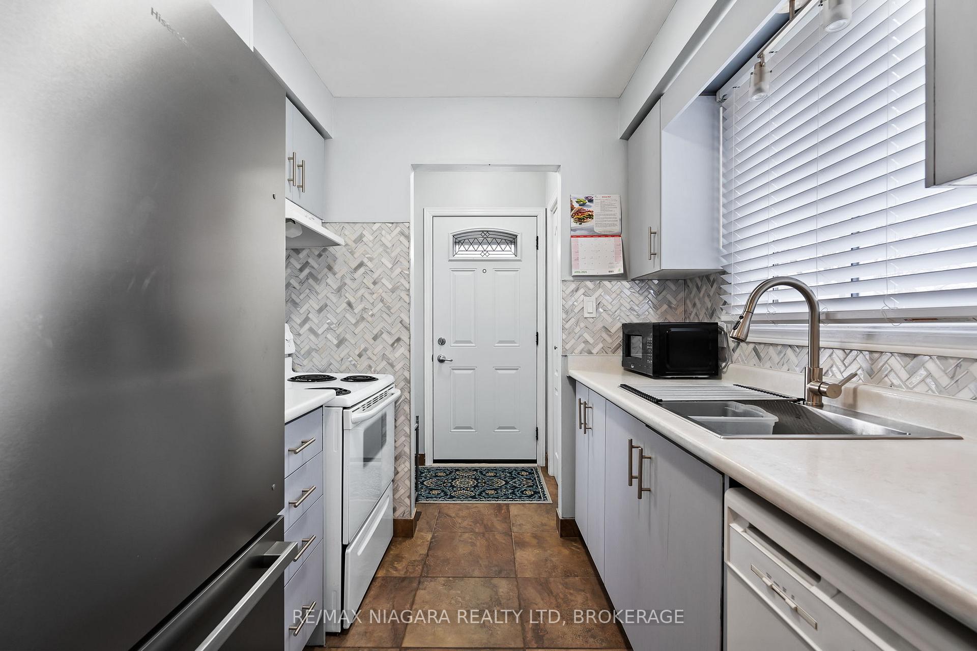 Photo 4 of 21 Dundee Drive, St. Catharines, Secord Woods — HOMEH