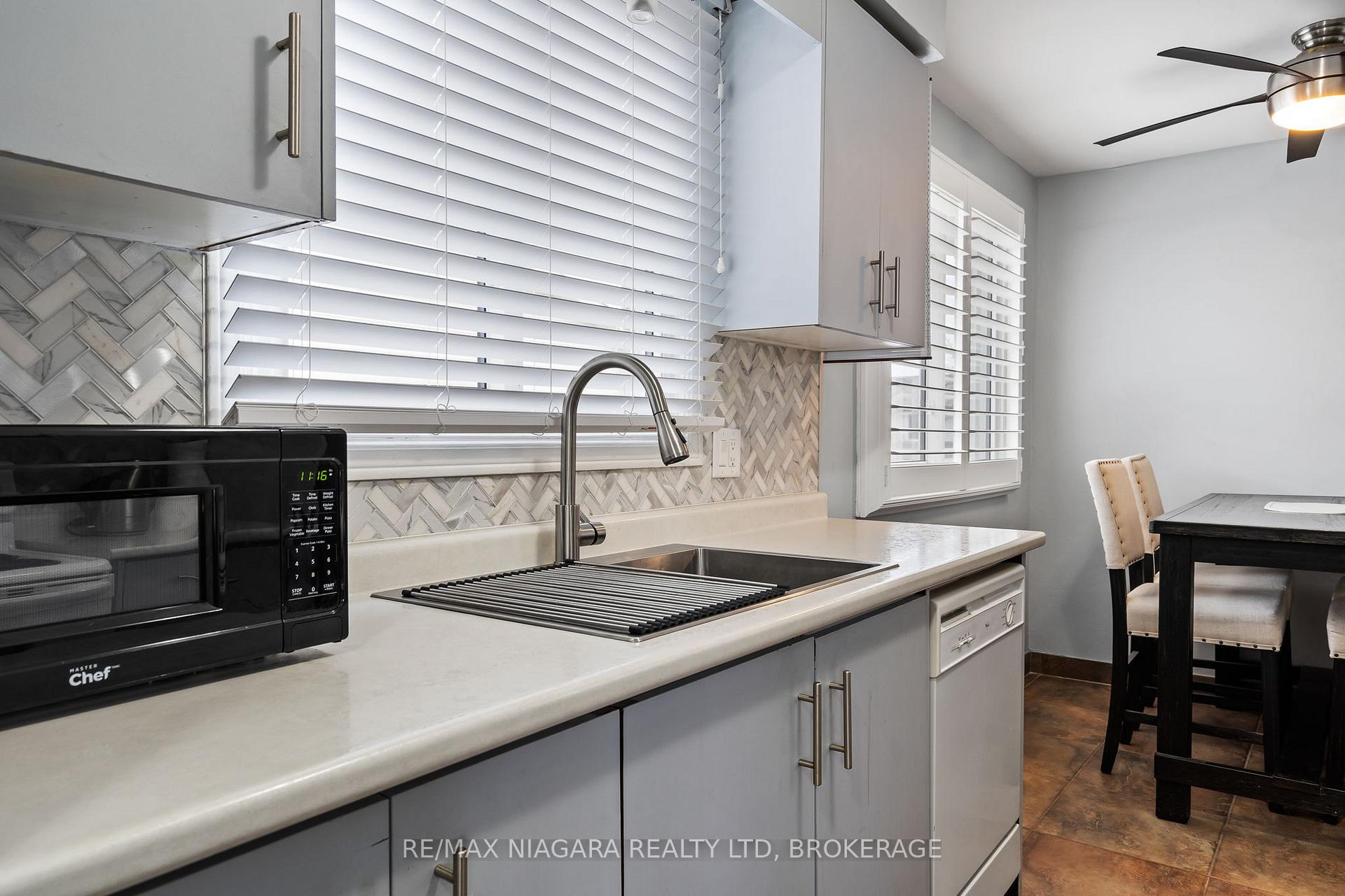 Photo 5 of 21 Dundee Drive, St. Catharines, Secord Woods — HOMEH