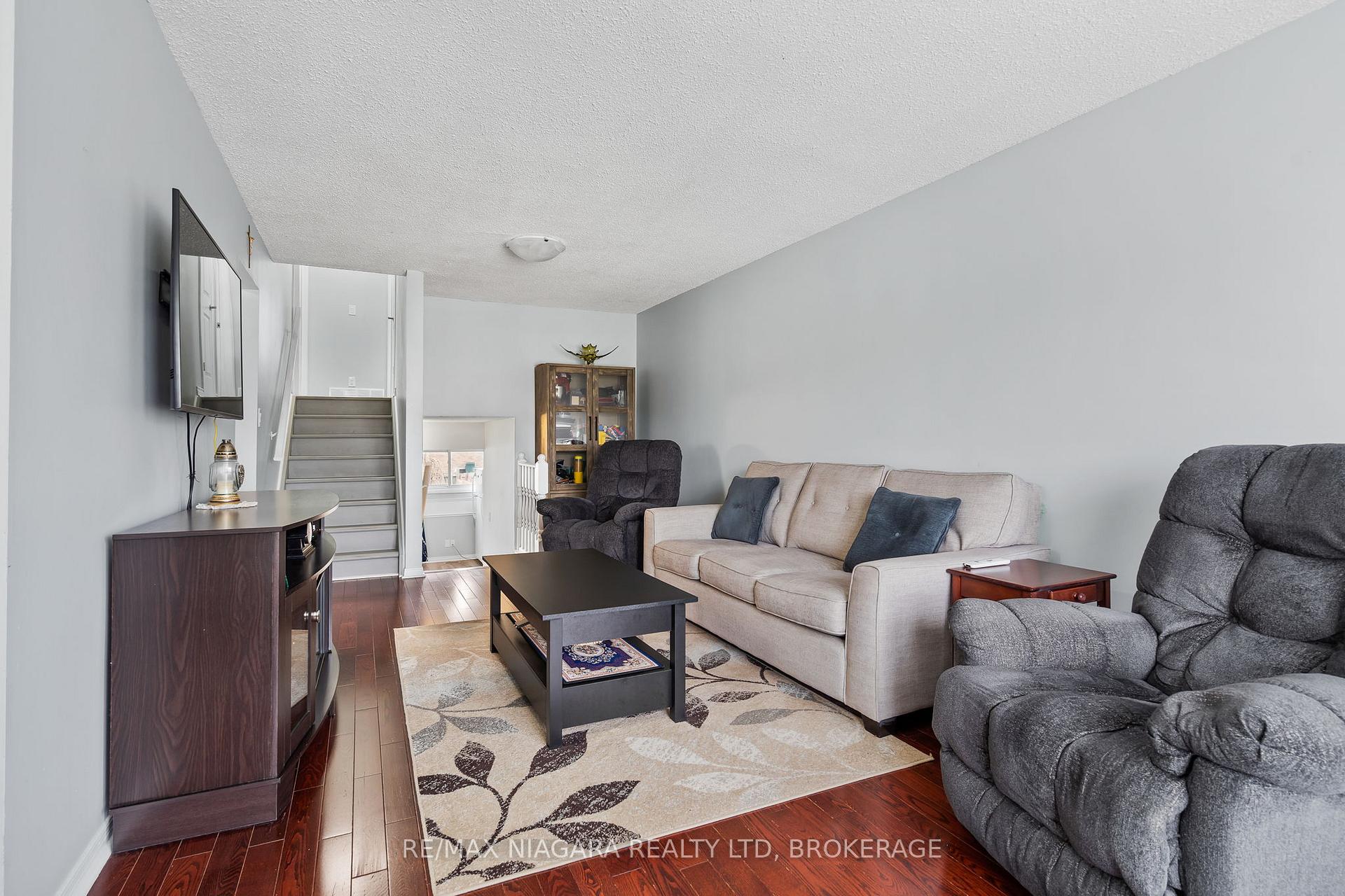Photo 8 of 21 Dundee Drive, St. Catharines, Secord Woods — HOMEH