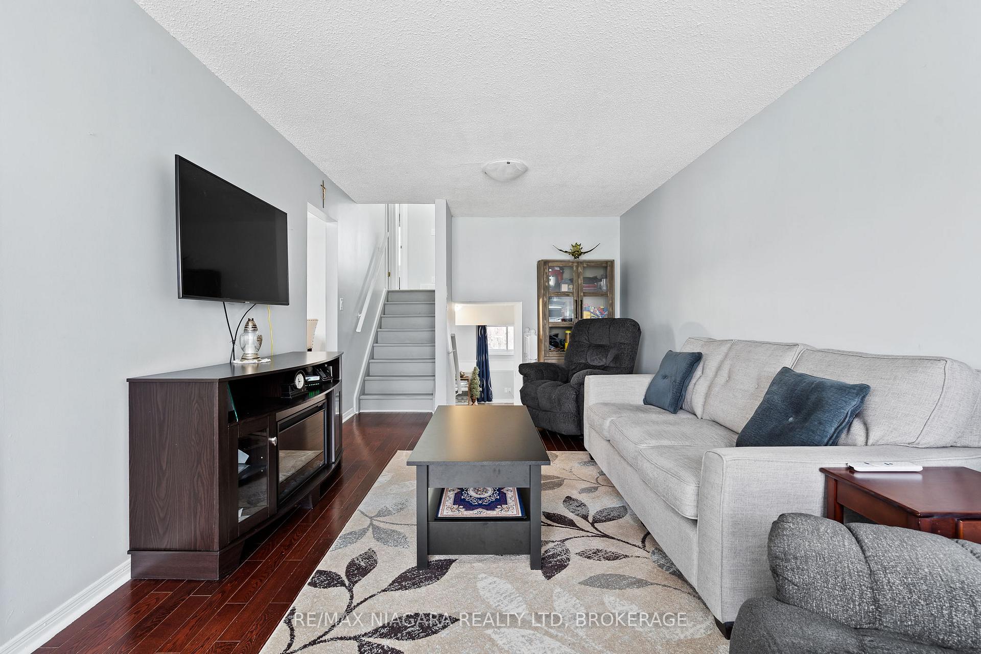 Photo 9 of 21 Dundee Drive, St. Catharines, Secord Woods — HOMEH