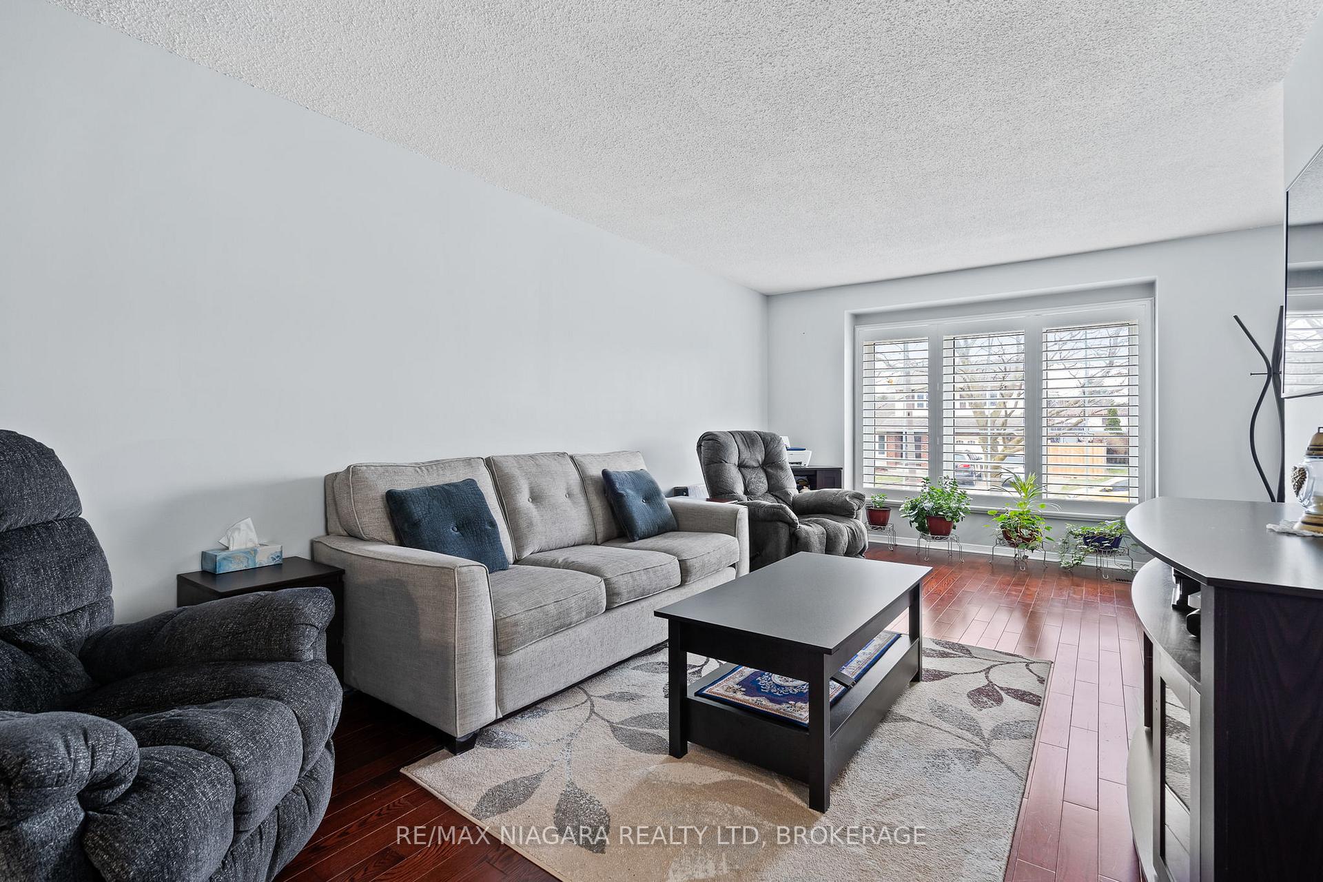 Photo 10 of 21 Dundee Drive, St. Catharines, Secord Woods — HOMEH