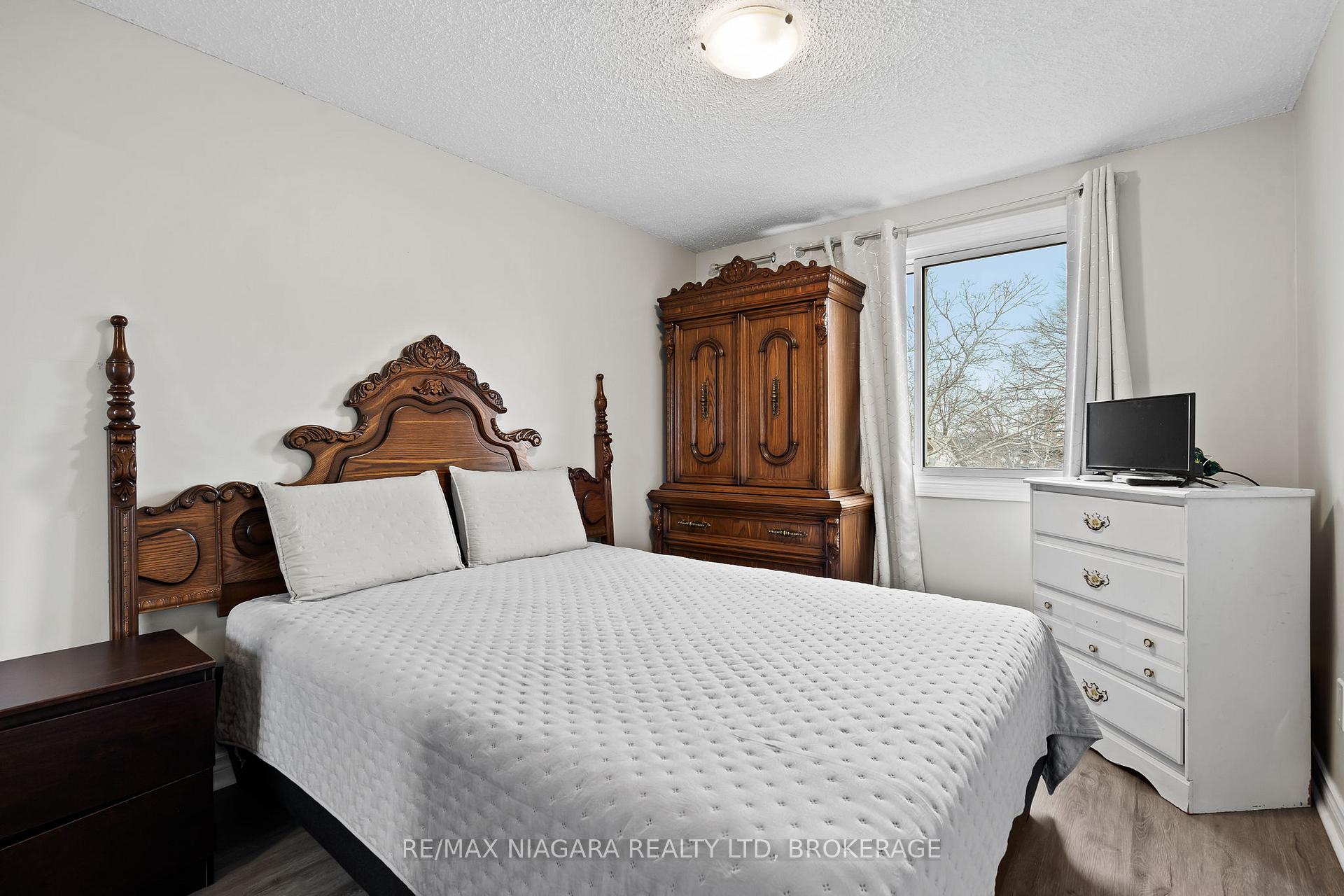 Photo 11 of 21 Dundee Drive, St. Catharines, Secord Woods — HOMEH