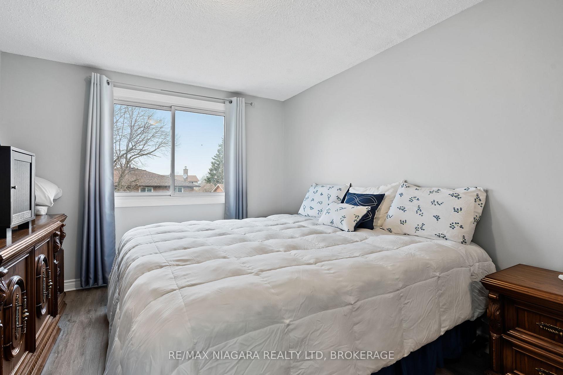 Photo 12 of 21 Dundee Drive, St. Catharines, Secord Woods — HOMEH