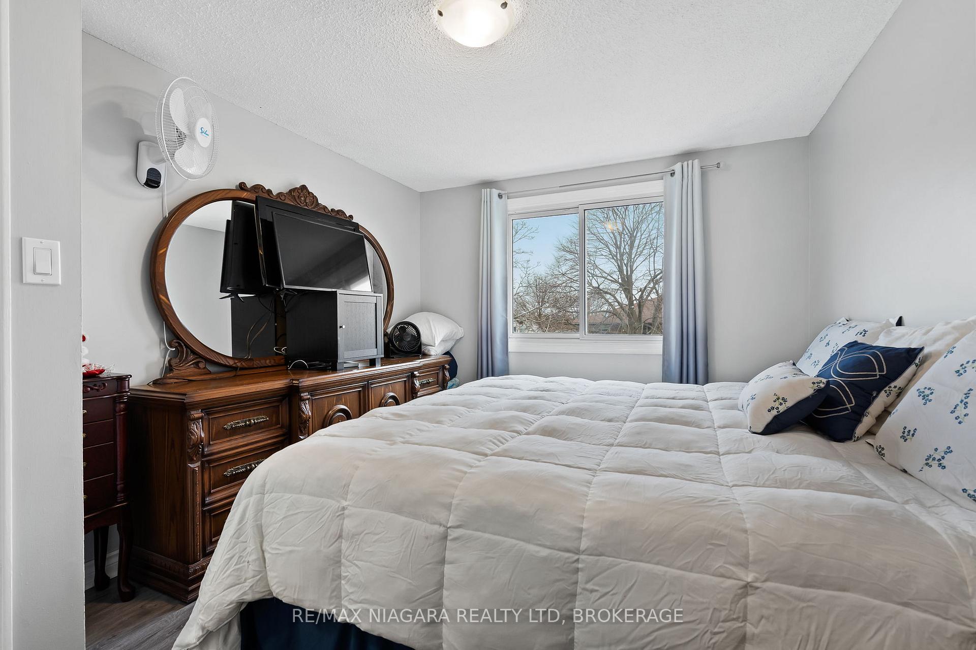 Photo 13 of 21 Dundee Drive, St. Catharines, Secord Woods — HOMEH