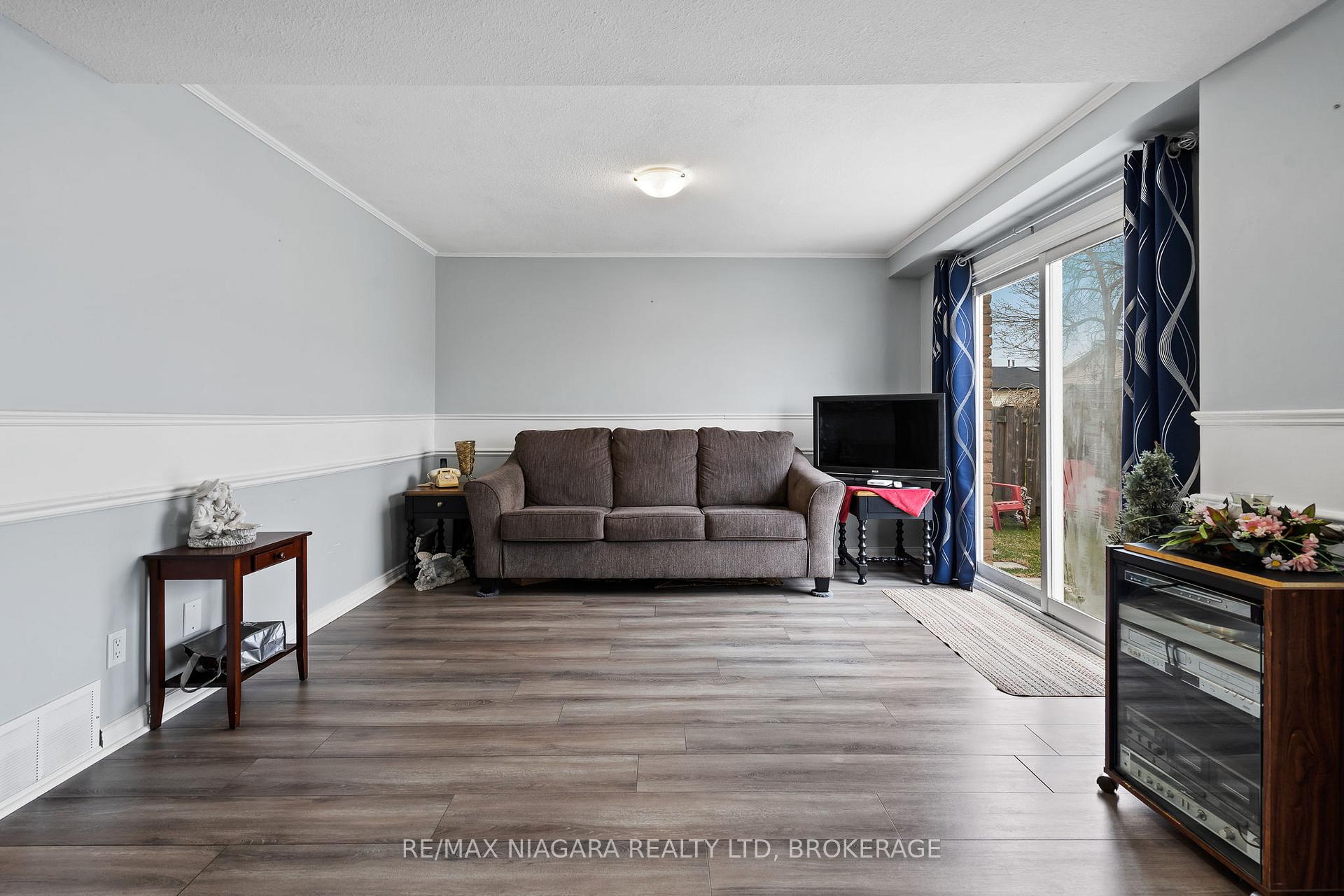 Photo 16 of 21 Dundee Drive, St. Catharines, Secord Woods — HOMEH