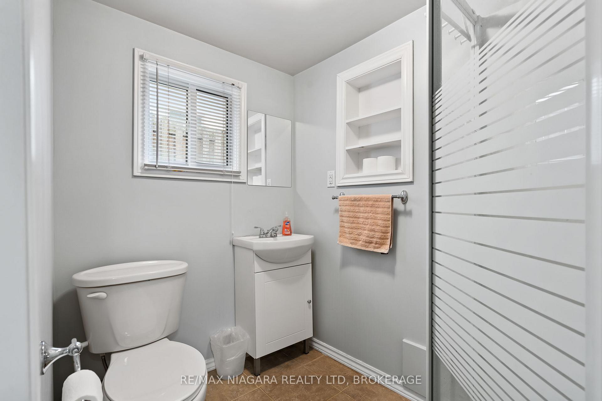 Photo 18 of 21 Dundee Drive, St. Catharines, Secord Woods — HOMEH