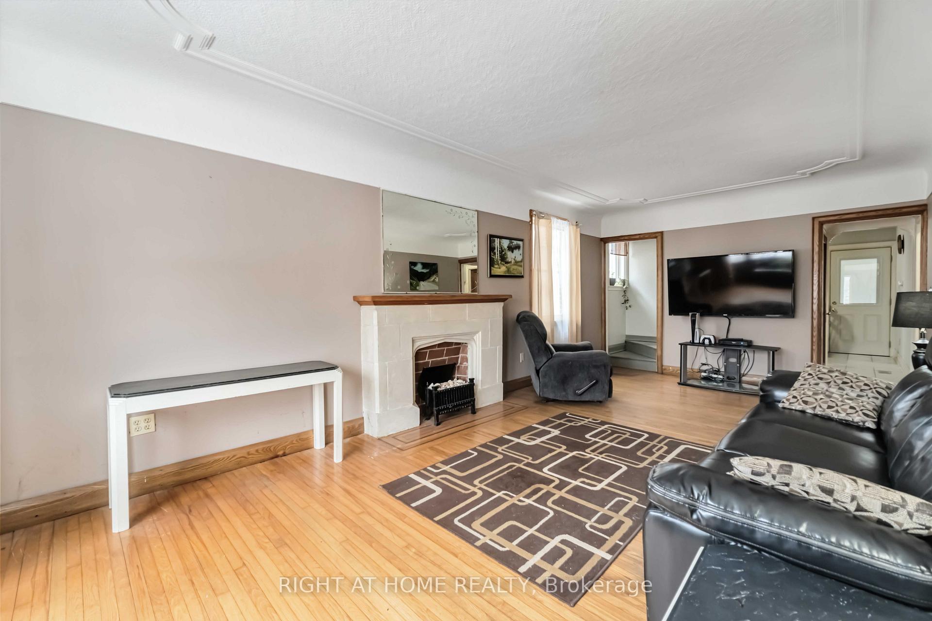 Photo 3 of 14 Huxley Avenue S, Hamilton, Crown Point — HOMEH