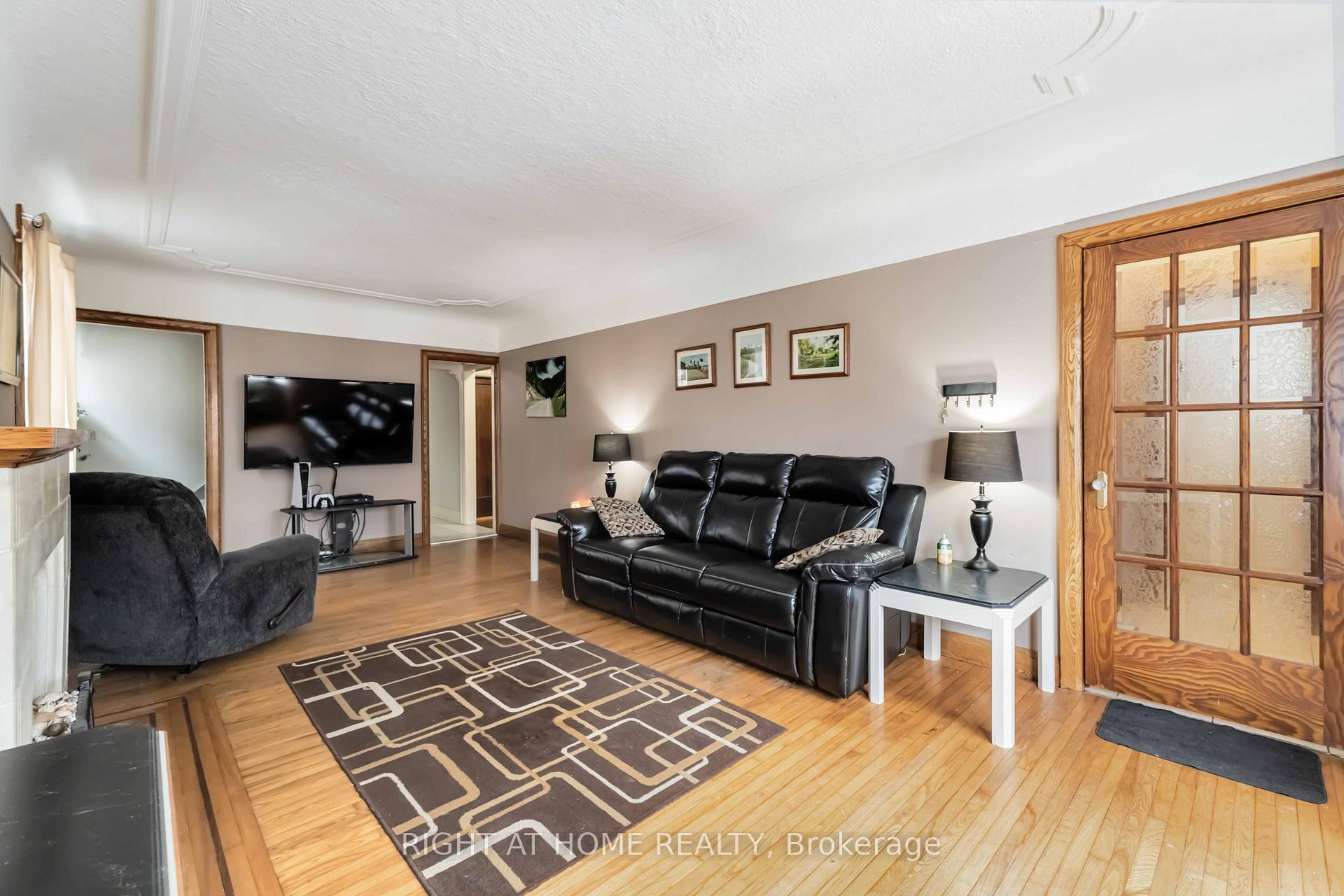 Photo 4 of 14 Huxley Avenue S, Hamilton, Crown Point — HOMEH