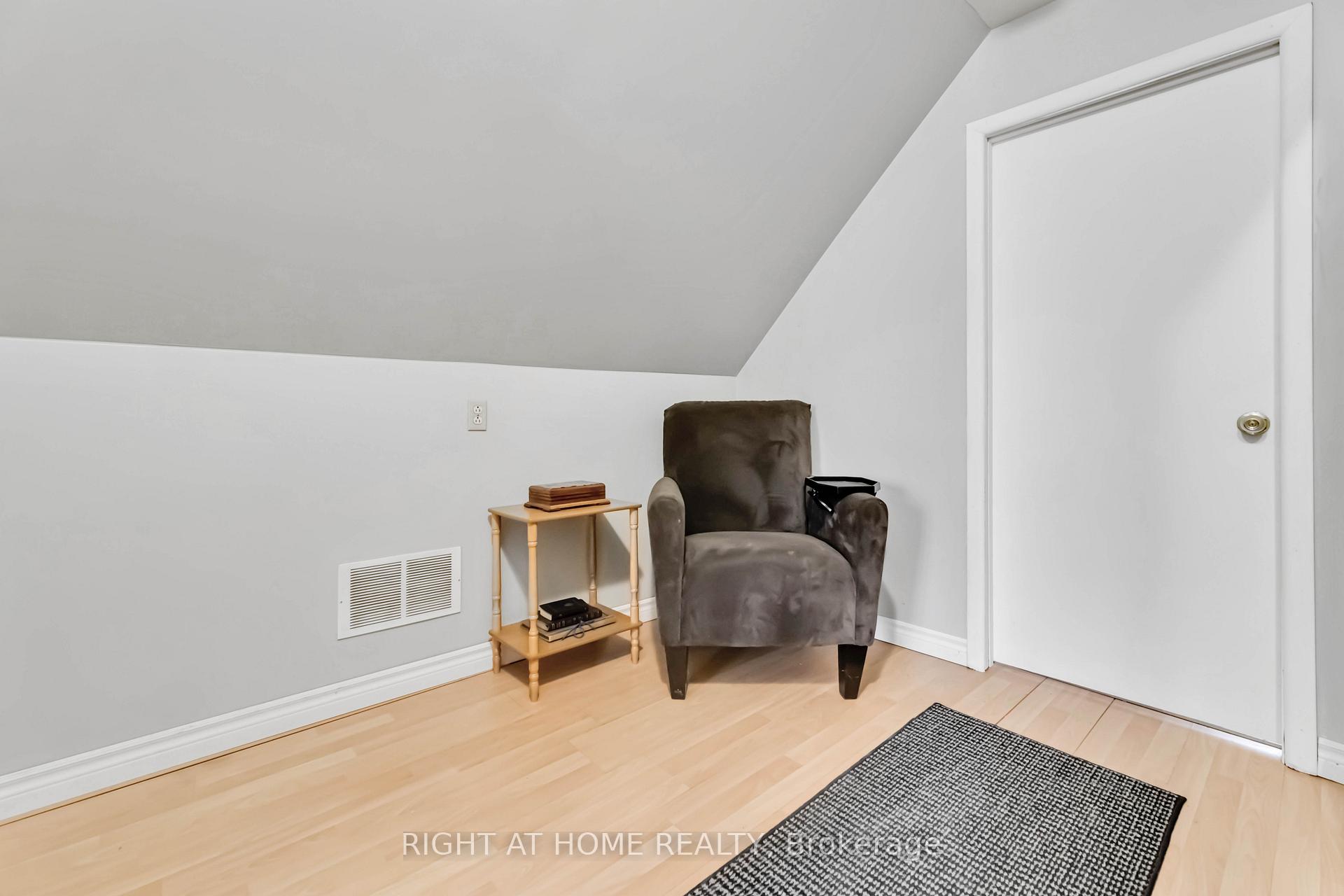 Photo 16 of 14 Huxley Avenue S, Hamilton, Crown Point — HOMEH