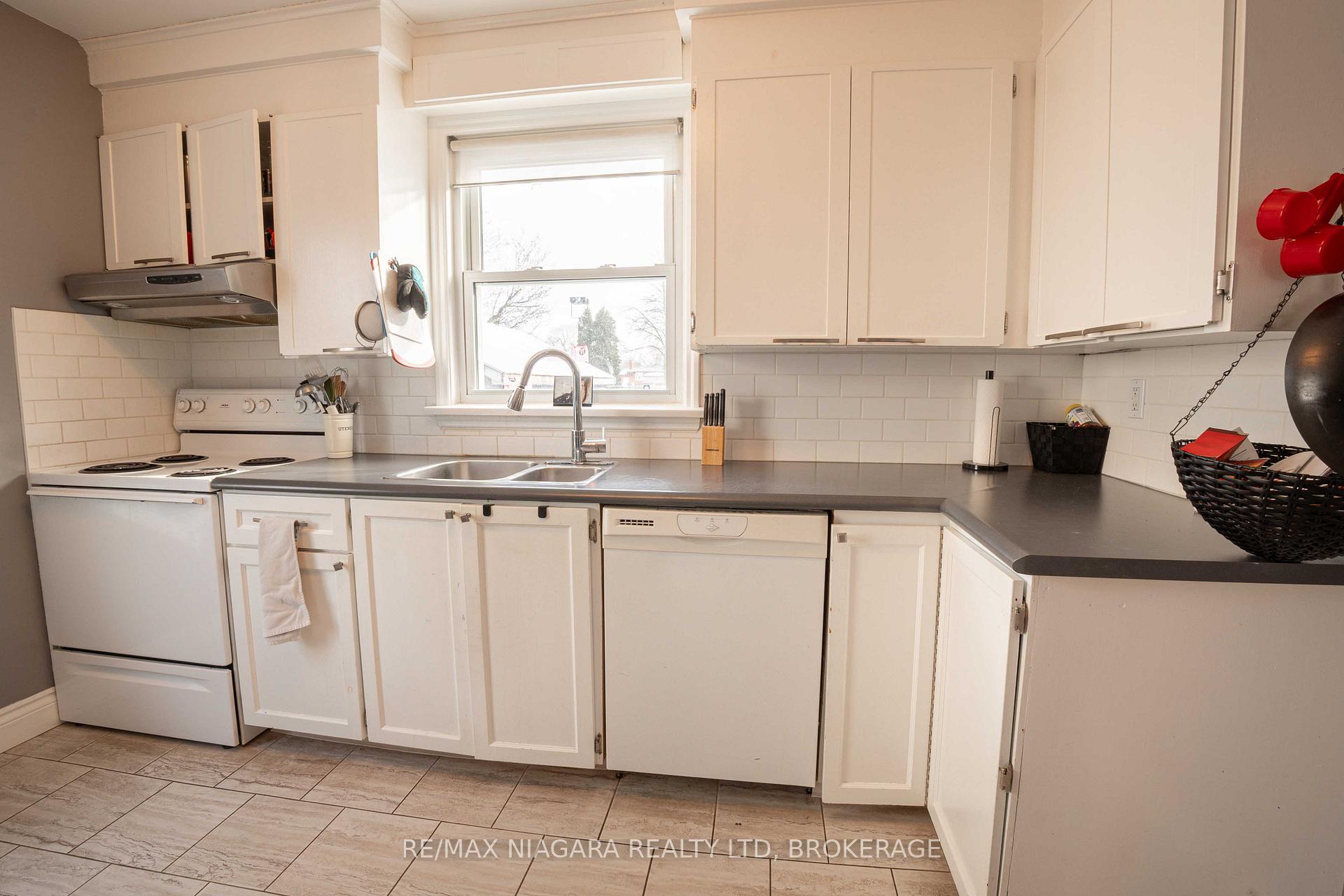 Photo 10 of 478 Niagara Street, St. Catharines, Vine/Linwell — HOMEH