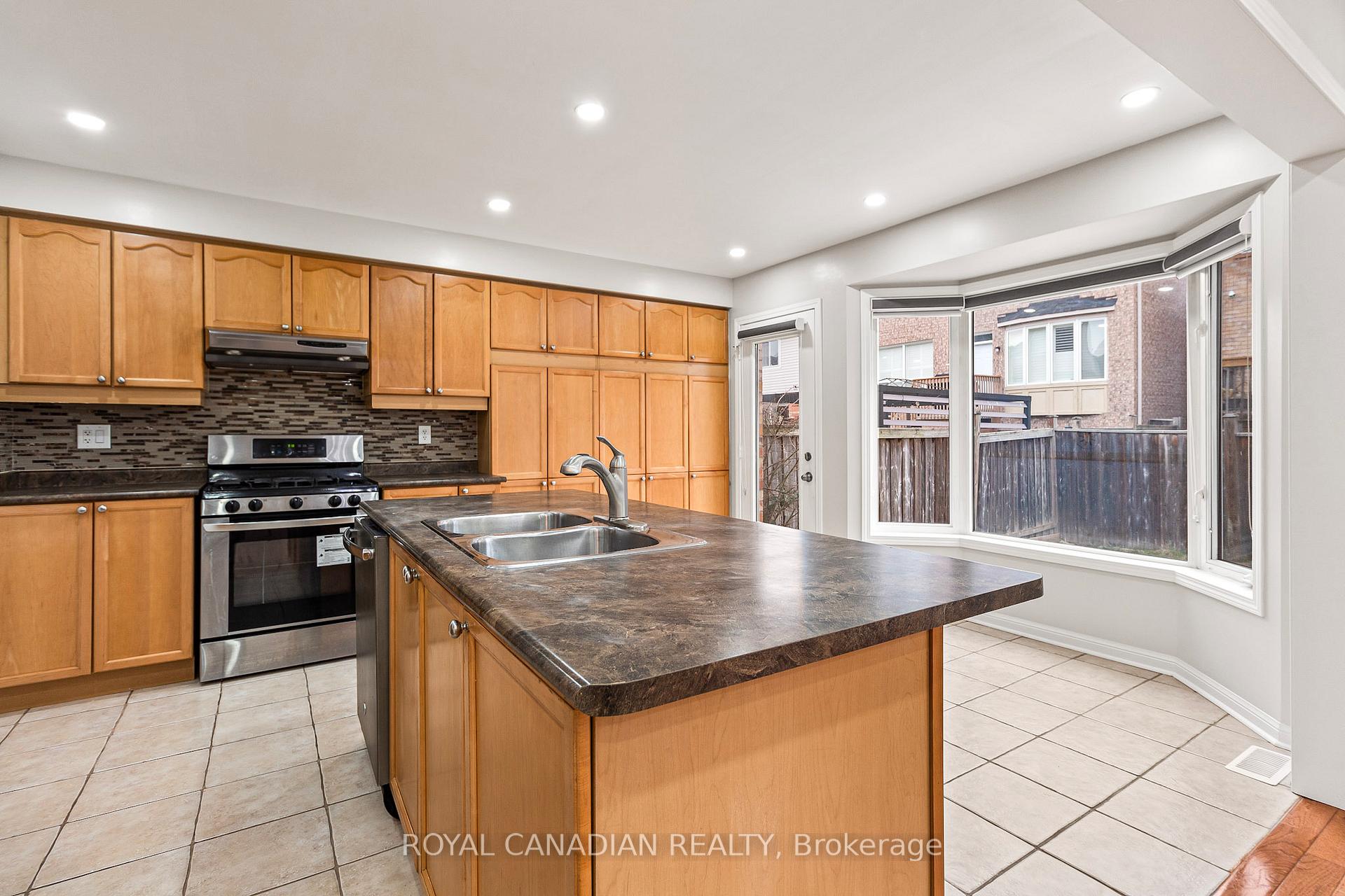 Photo 8 of 260 Fandango Drive W, Brampton, Credit Valley — HOMEH