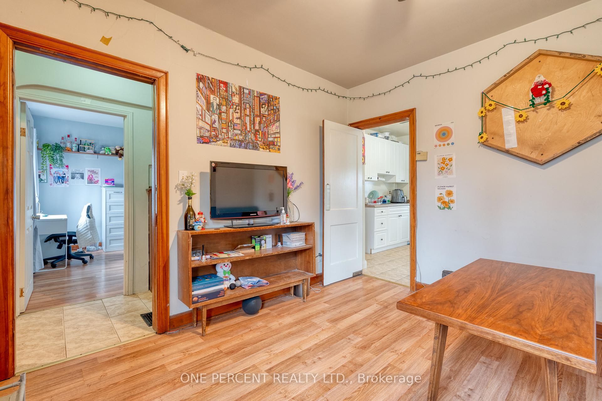 Photo 8 of 22 Norfolk Street N, Hamilton, Ainslie Wood — HOMEH