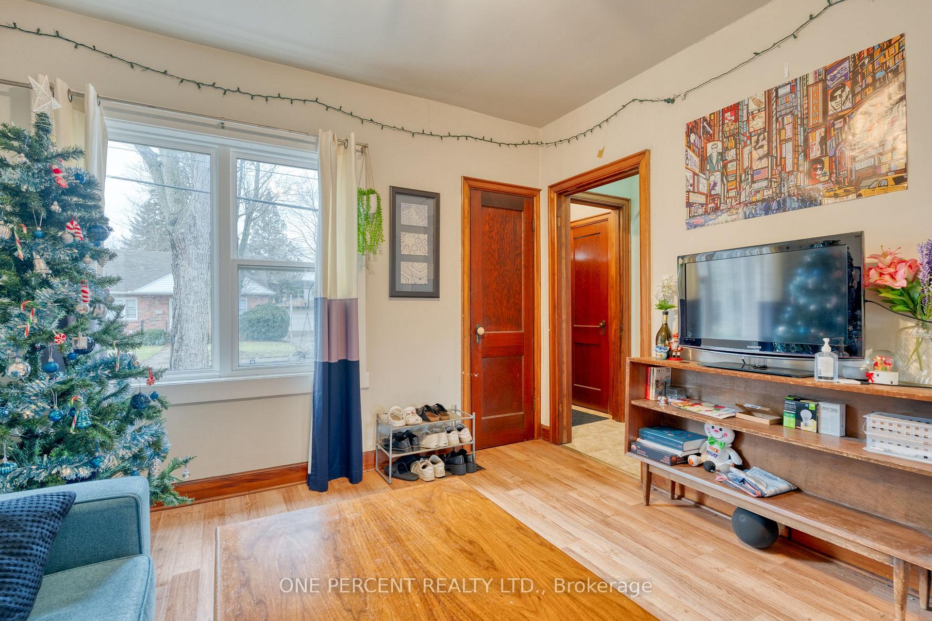 Photo 10 of 22 Norfolk Street N, Hamilton, Ainslie Wood — HOMEH