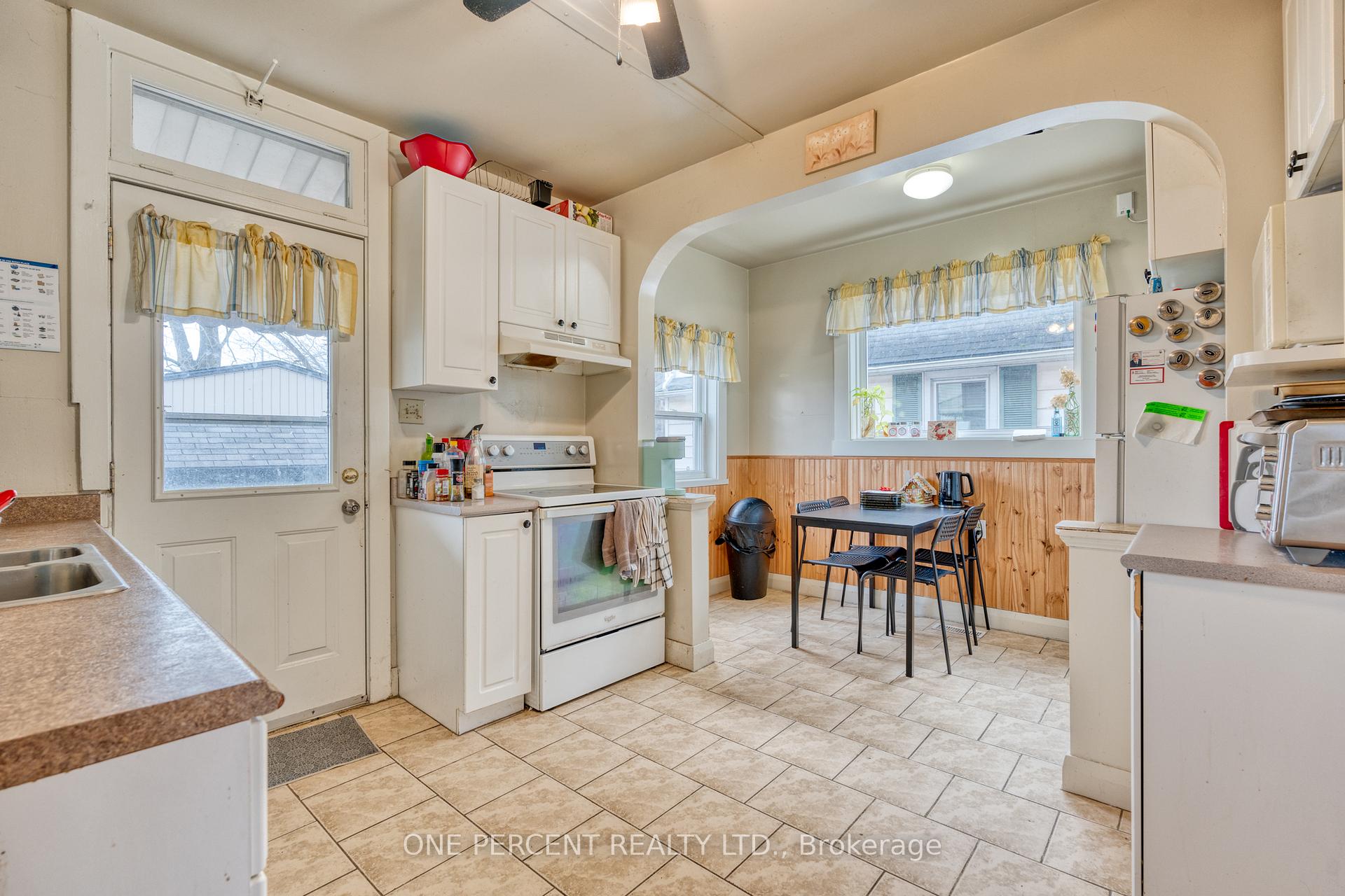 Photo 11 of 22 Norfolk Street N, Hamilton, Ainslie Wood — HOMEH