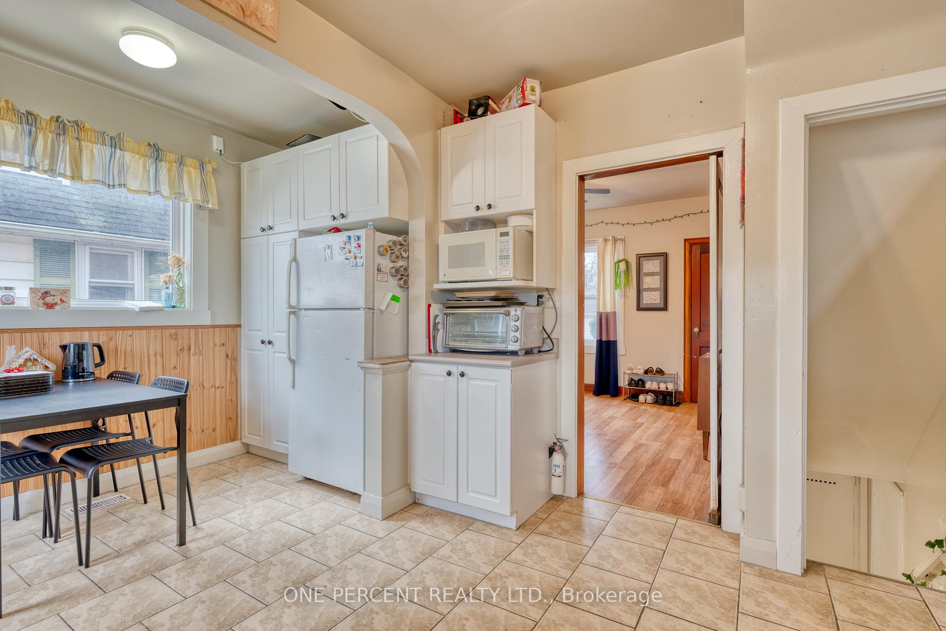 Photo 12 of 22 Norfolk Street N, Hamilton, Ainslie Wood — HOMEH