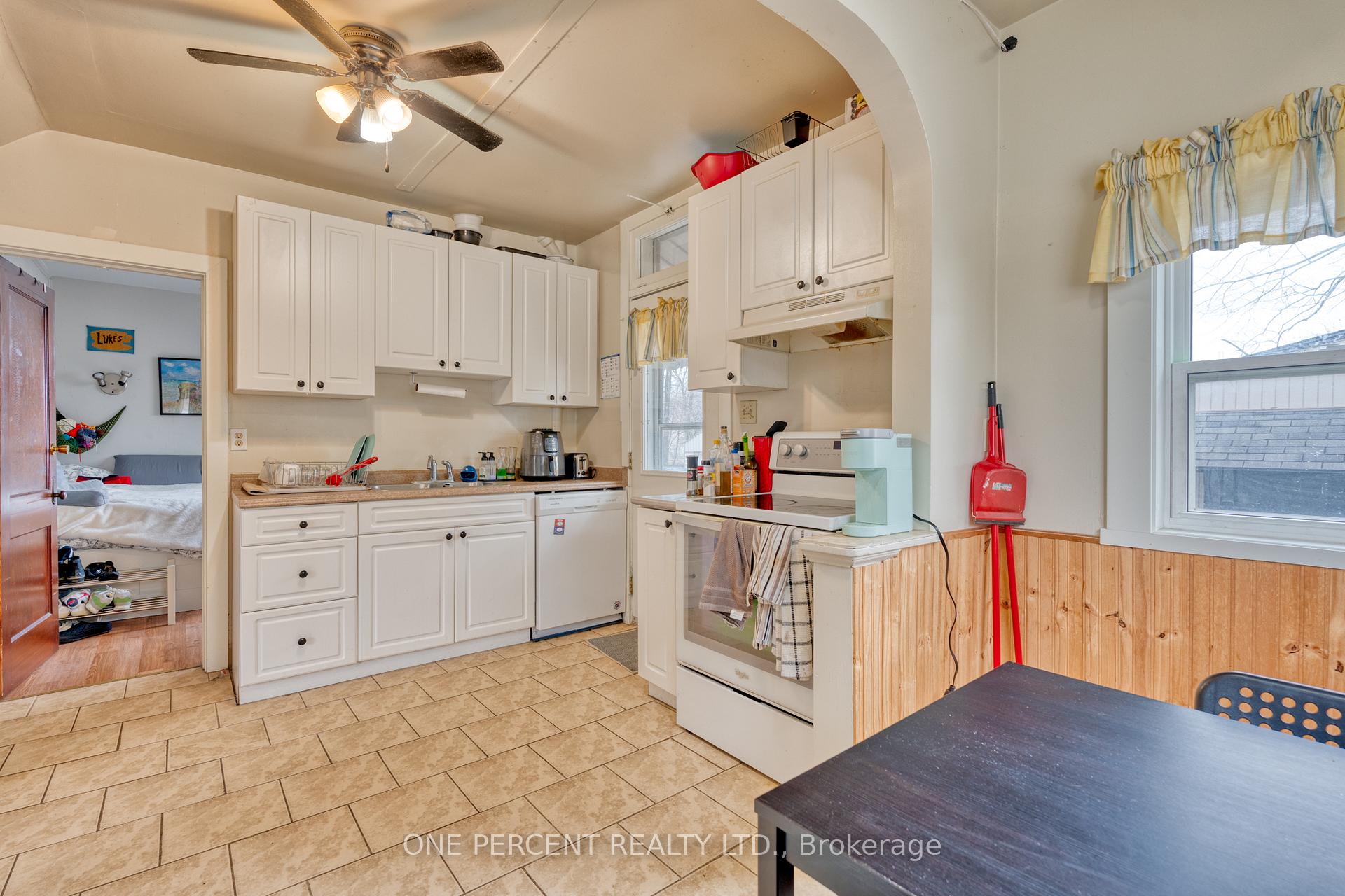 Photo 14 of 22 Norfolk Street N, Hamilton, Ainslie Wood — HOMEH