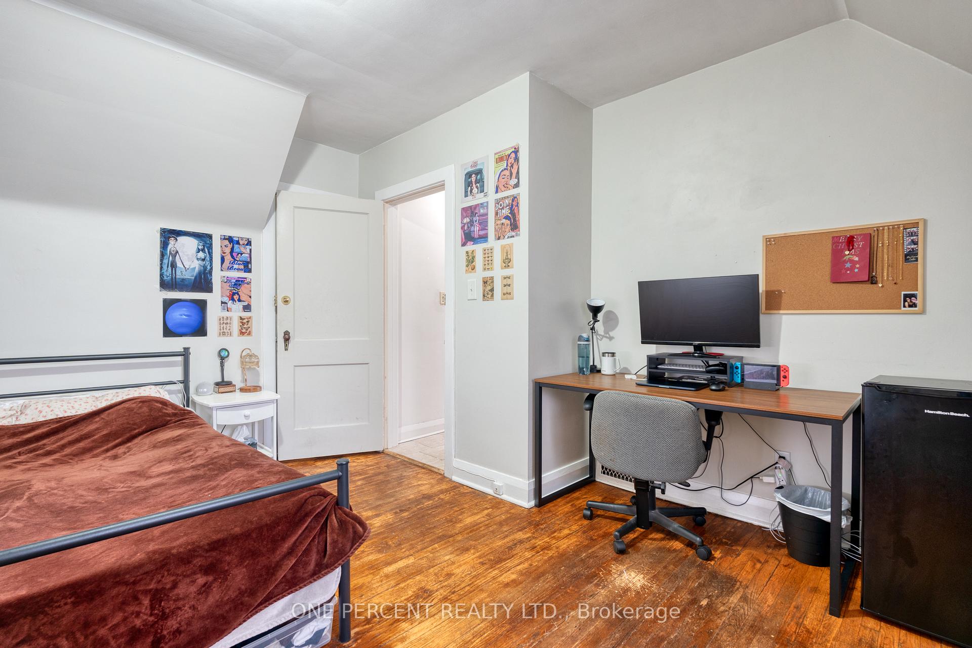 Photo 18 of 22 Norfolk Street N, Hamilton, Ainslie Wood — HOMEH
