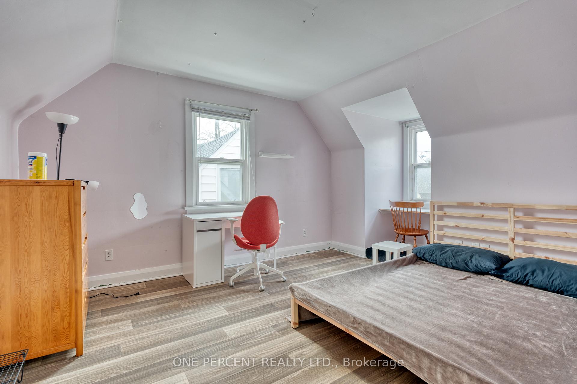 Photo 19 of 22 Norfolk Street N, Hamilton, Ainslie Wood — HOMEH