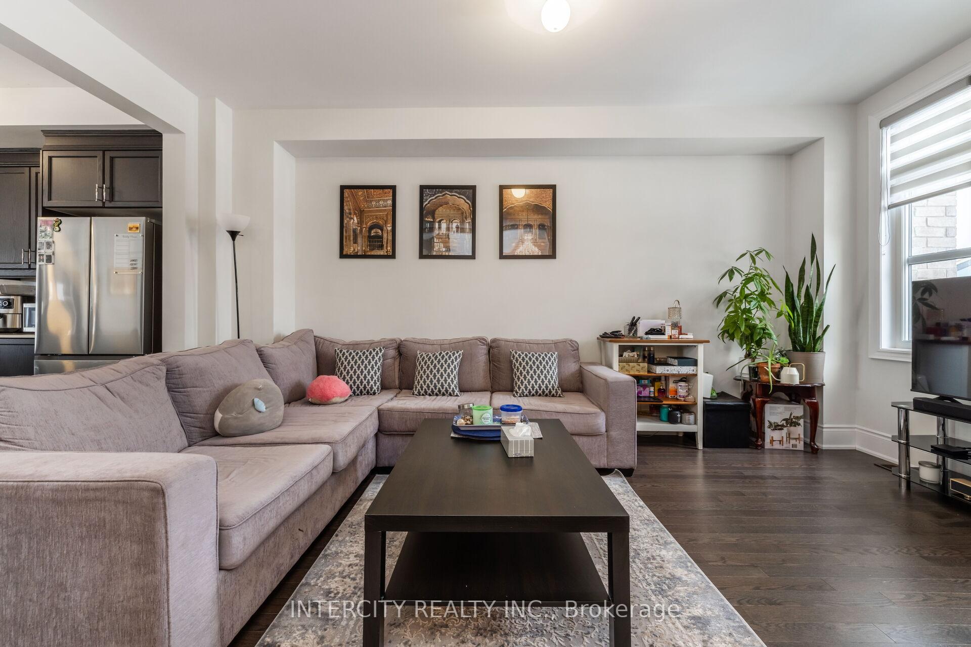 Photo 7 of 32 Foxsparrow Road, Brampton, Sandringham-Wellington — HOMEH