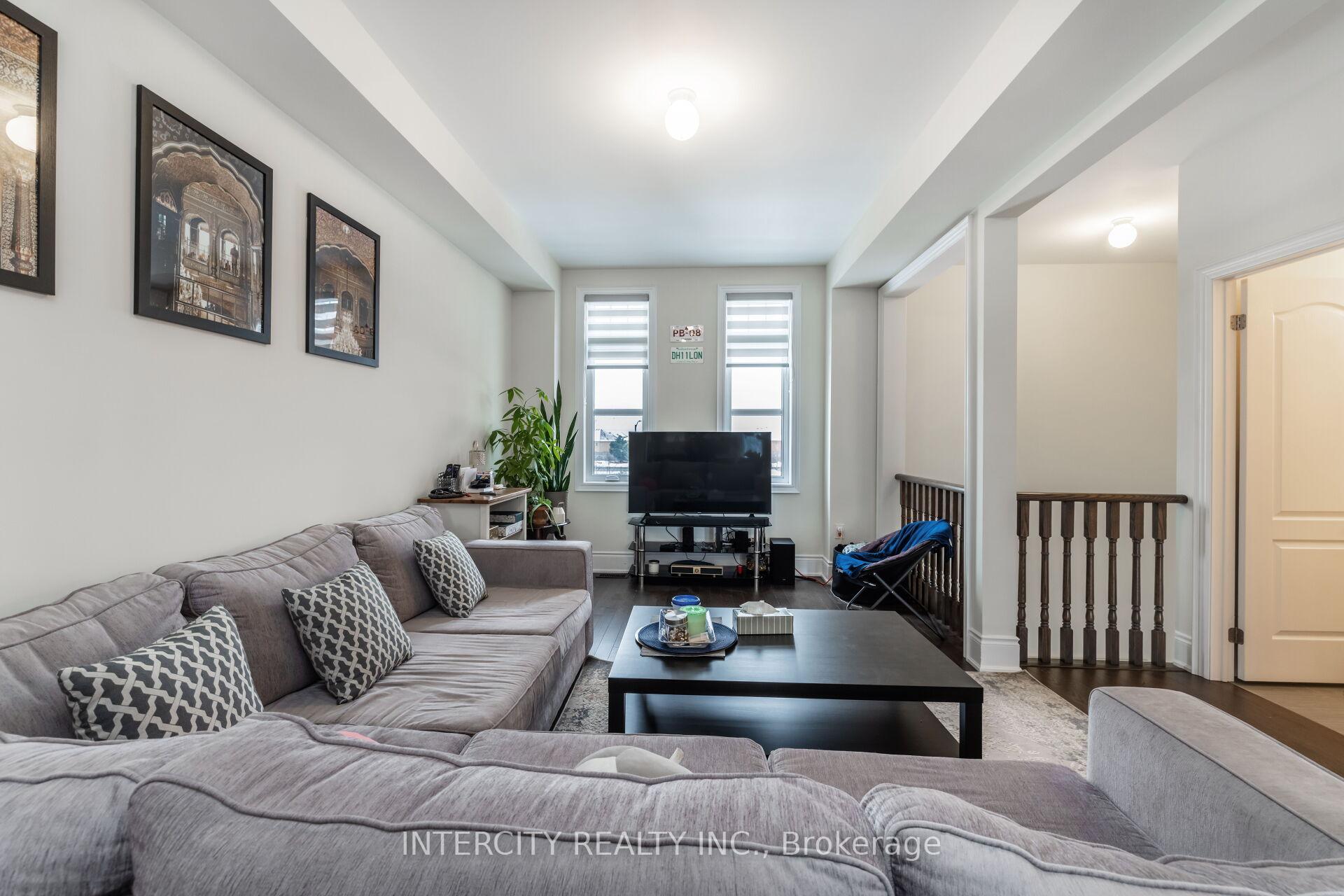 Photo 8 of 32 Foxsparrow Road, Brampton, Sandringham-Wellington — HOMEH