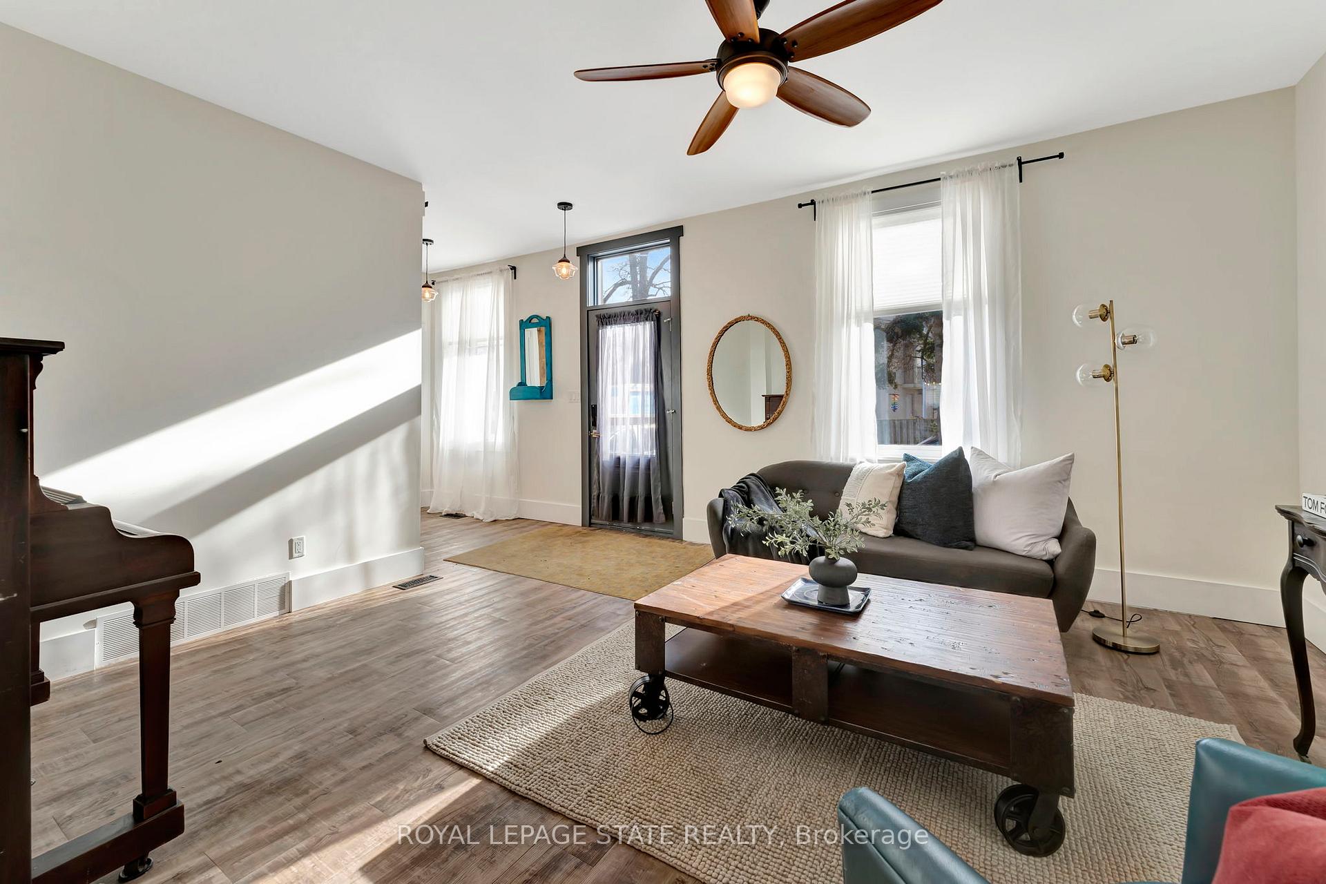 Photo 4 of 53 Woodbine Crescent, Hamilton, Strathcona — HOMEH