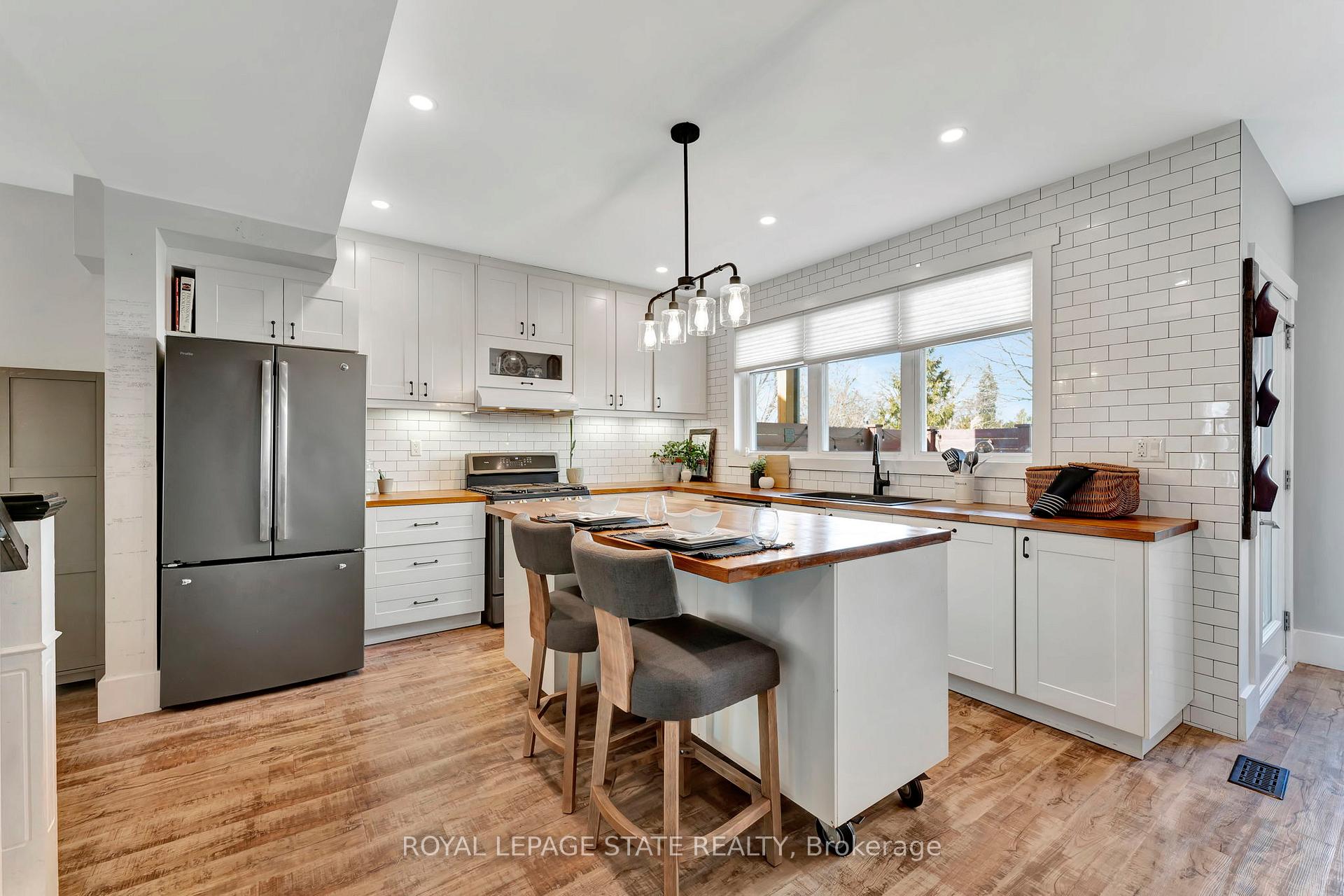Photo 9 of 53 Woodbine Crescent, Hamilton, Strathcona — HOMEH