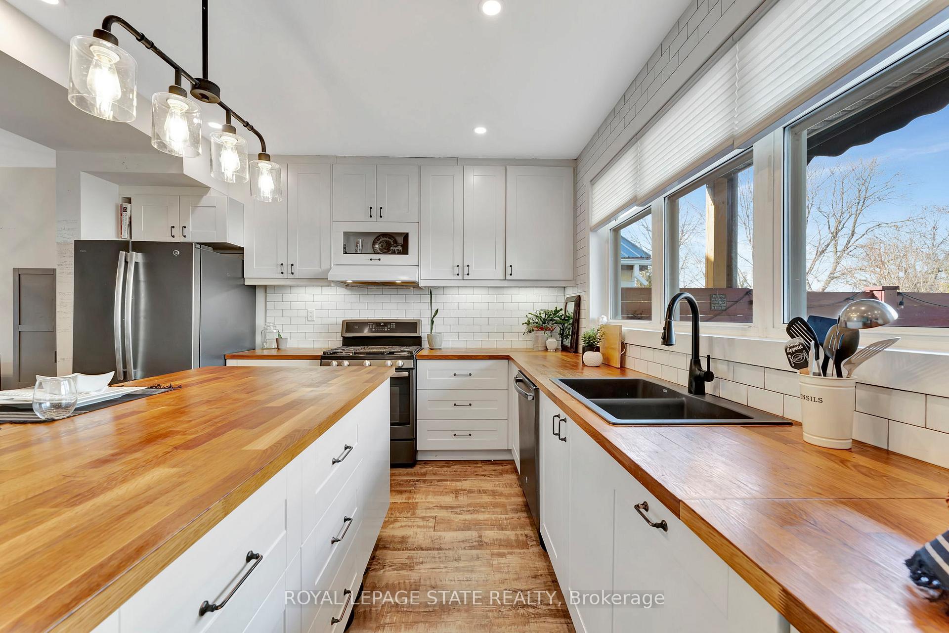Photo 10 of 53 Woodbine Crescent, Hamilton, Strathcona — HOMEH