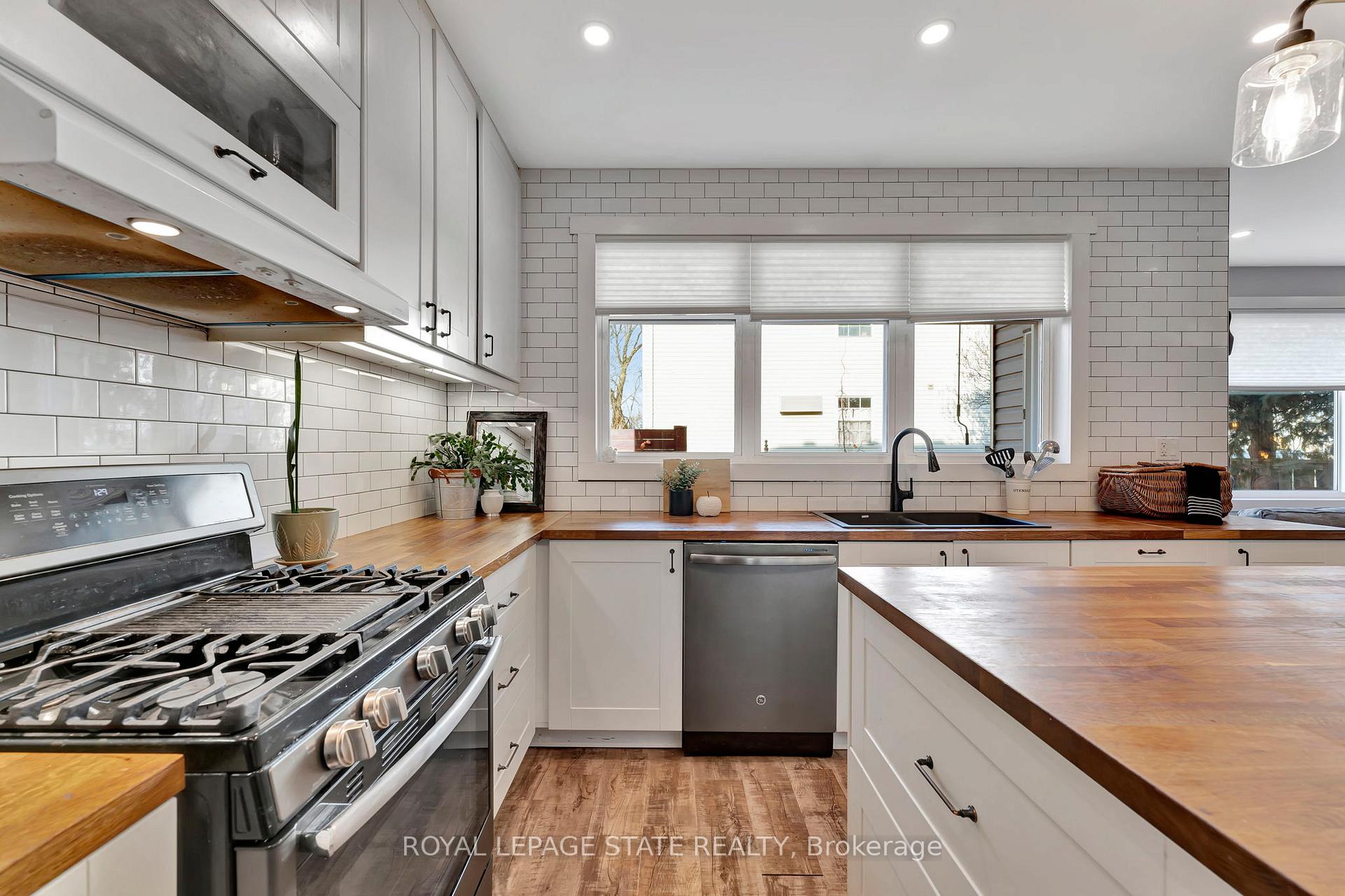Photo 11 of 53 Woodbine Crescent, Hamilton, Strathcona — HOMEH