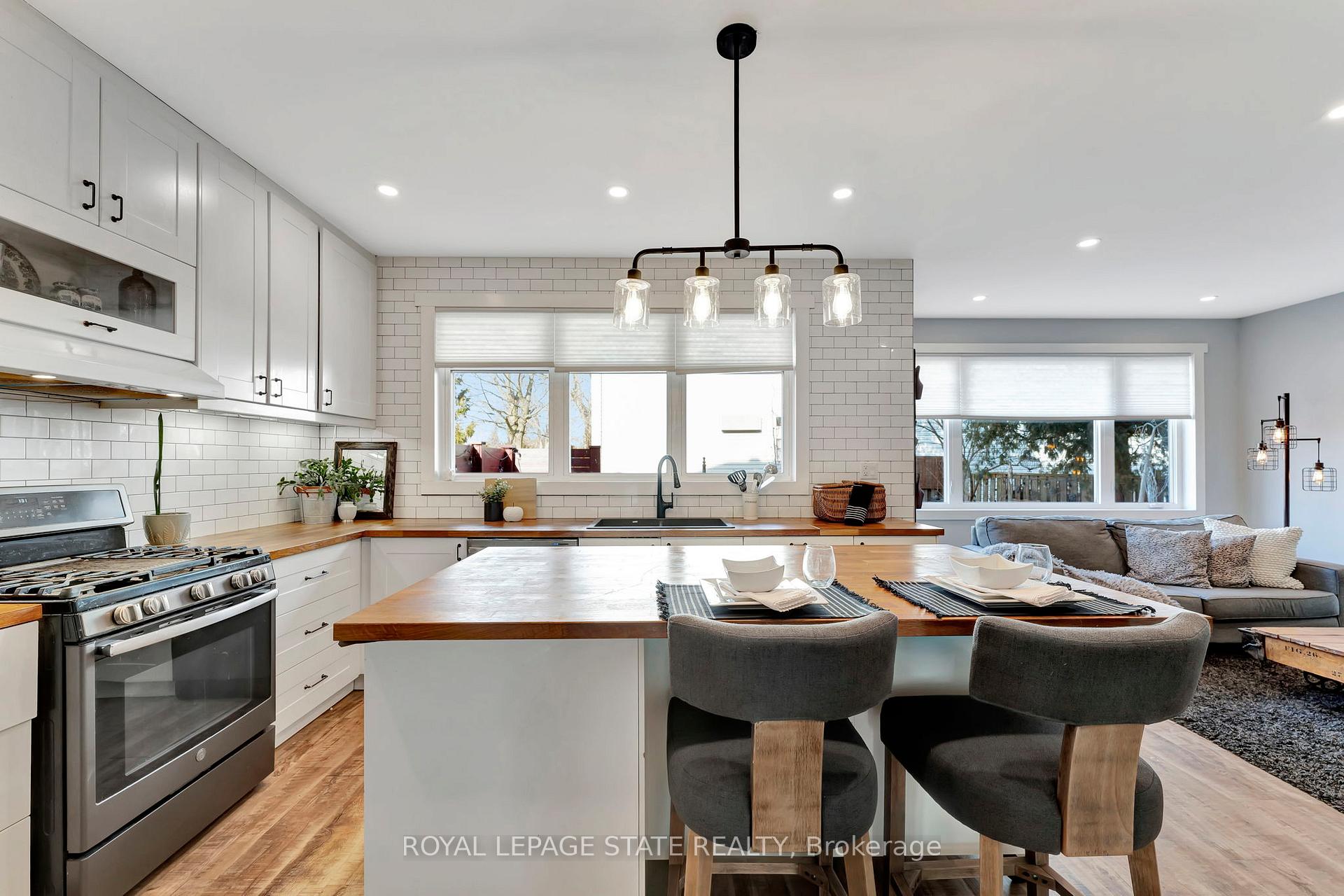 Photo 12 of 53 Woodbine Crescent, Hamilton, Strathcona — HOMEH