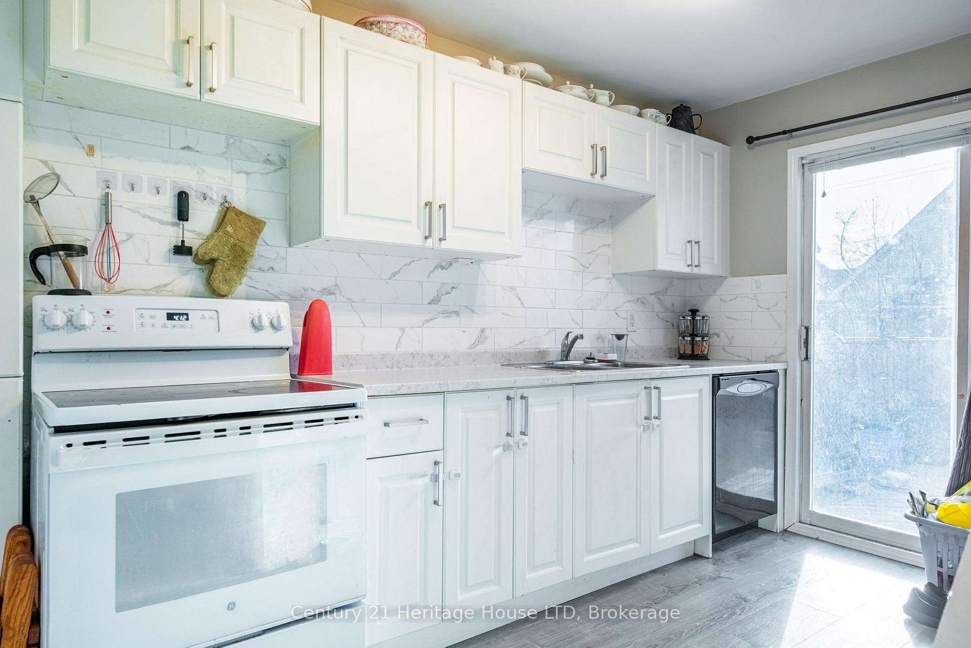 Photo 11 of 24 Union Street, St. Catharines, Western Hill — HOMEH