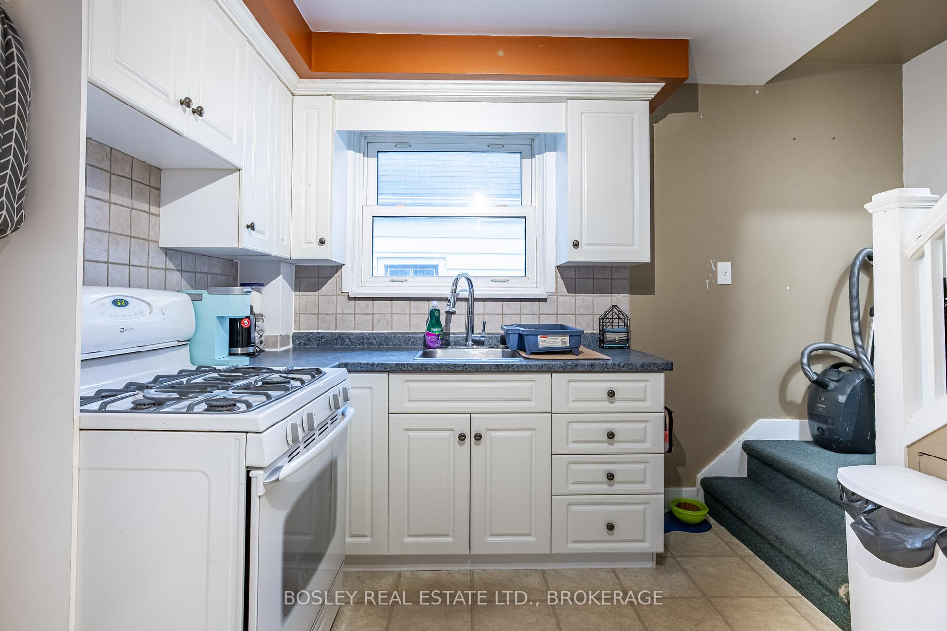 Photo 8 of 132 Dufferin Street E, St. Catharines, Downtown — HOMEH