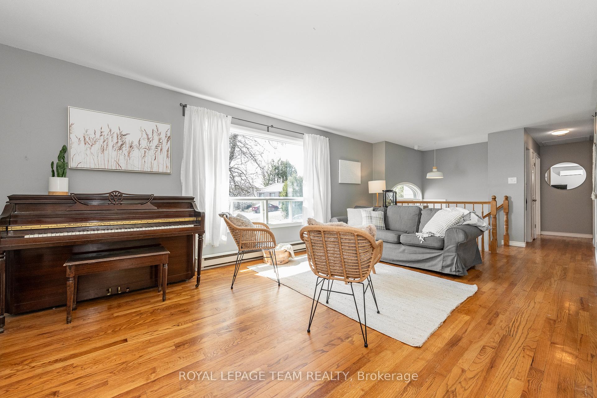Photo 4 of 34 Poole Creek Crescent, Ottawa, Fringewood — HOMEH