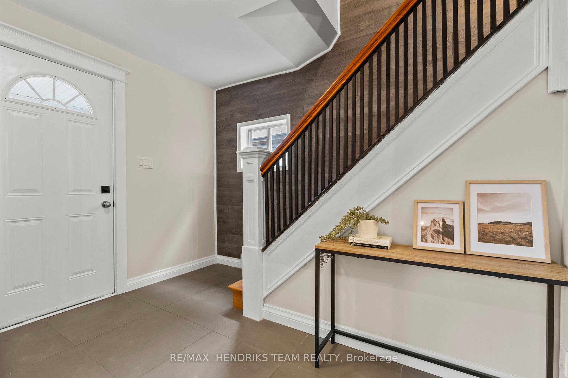 Photo 4 of 102 Lowell Avenue, St. Catharines, Downtown — HOMEH