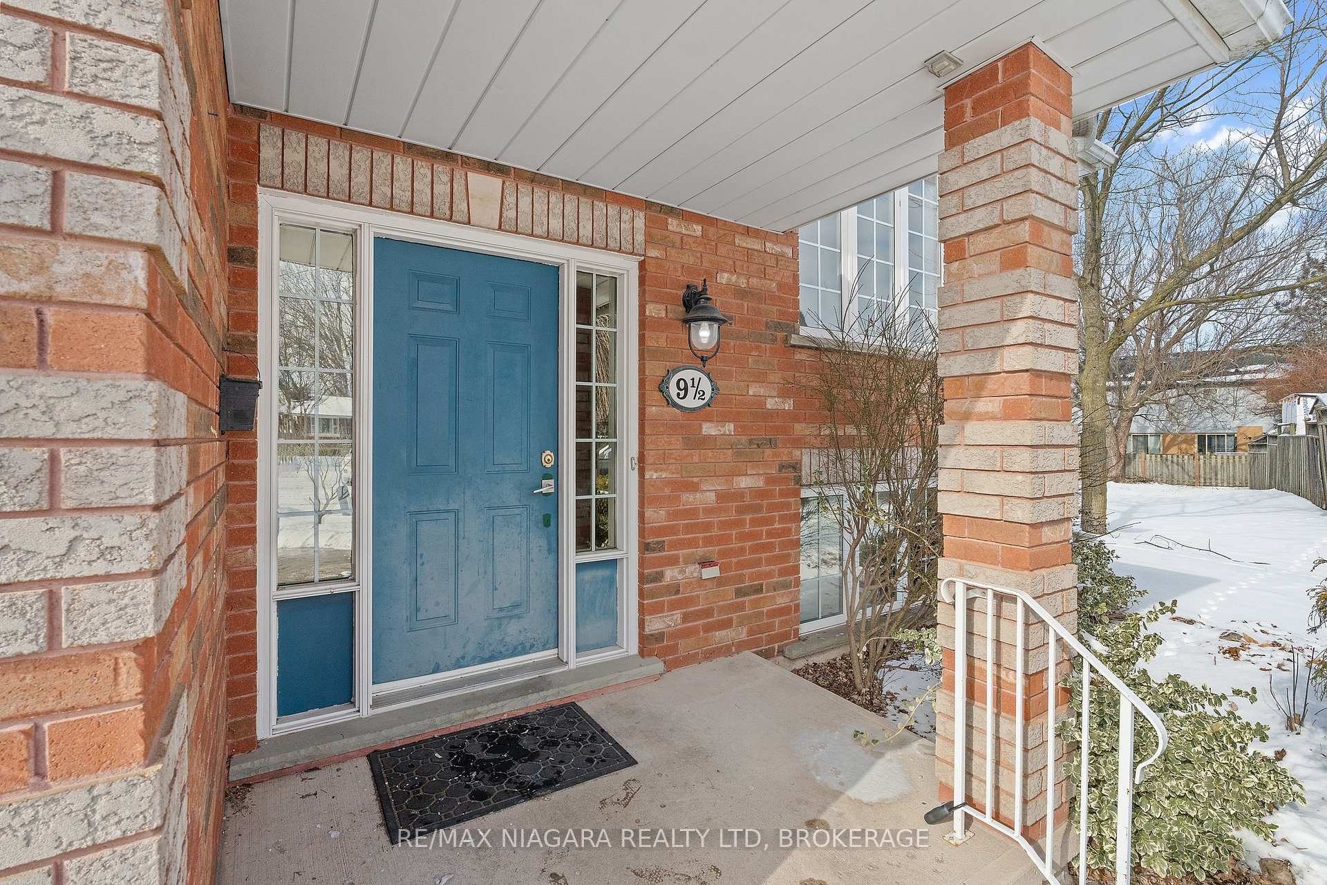 Photo 2 of 9 1/2 Greenock Circle, St. Catharines, Western Hill — HOMEH