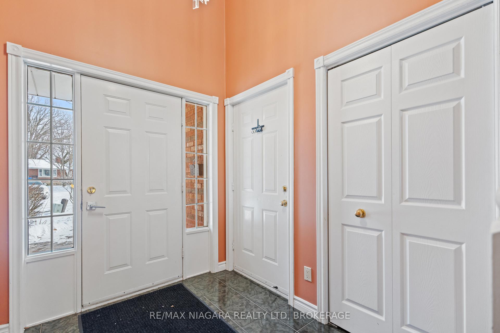 Photo 3 of 9 1/2 Greenock Circle, St. Catharines, Western Hill — HOMEH