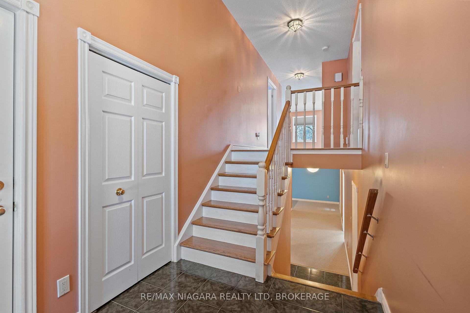 Photo 4 of 9 1/2 Greenock Circle, St. Catharines, Western Hill — HOMEH