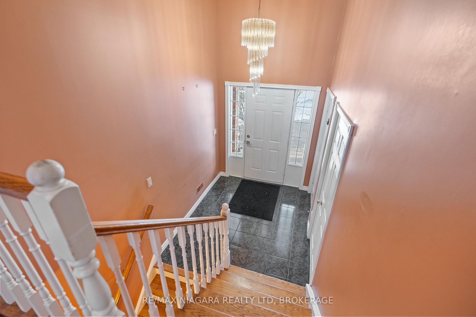 Photo 5 of 9 1/2 Greenock Circle, St. Catharines, Western Hill — HOMEH