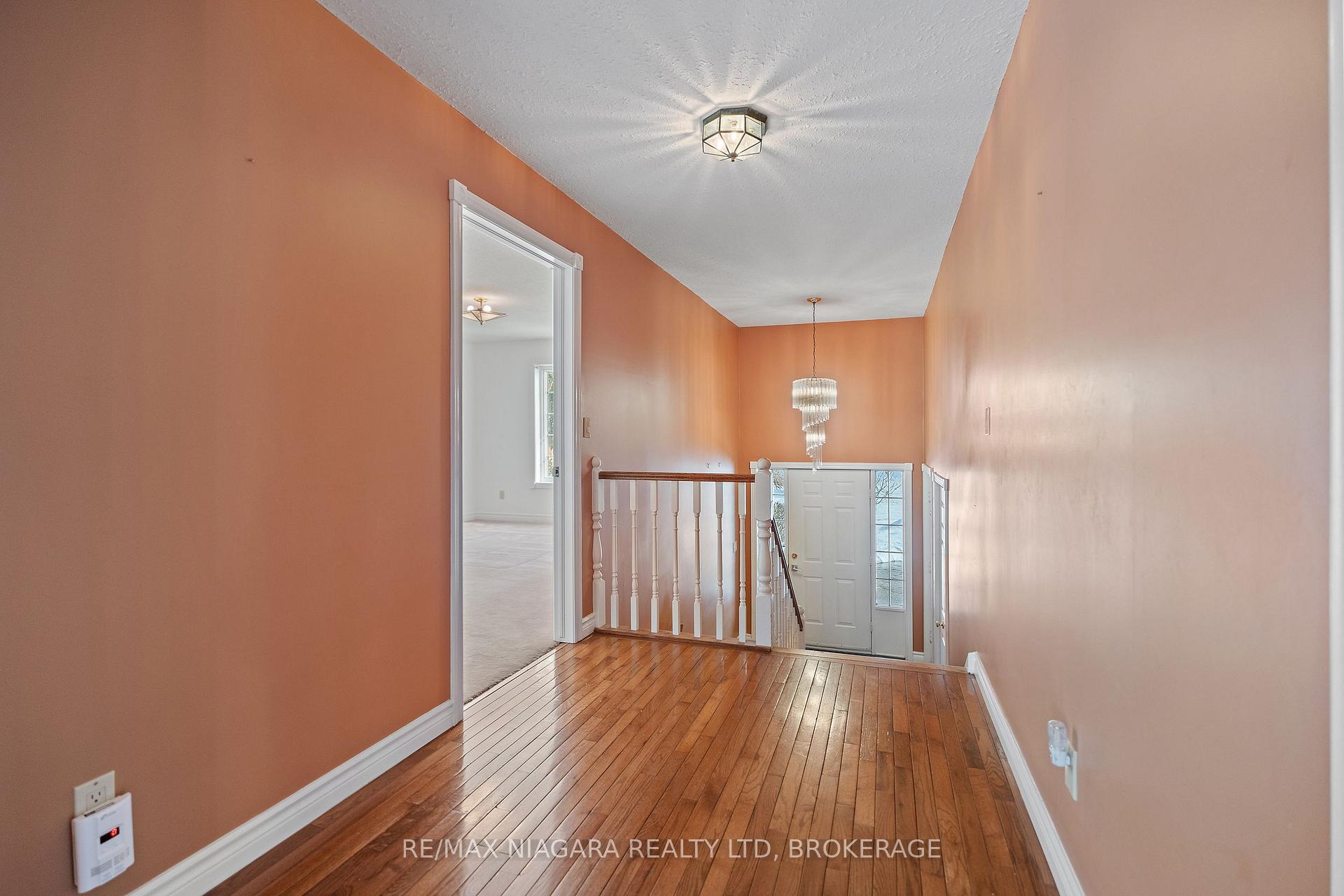 Photo 6 of 9 1/2 Greenock Circle, St. Catharines, Western Hill — HOMEH